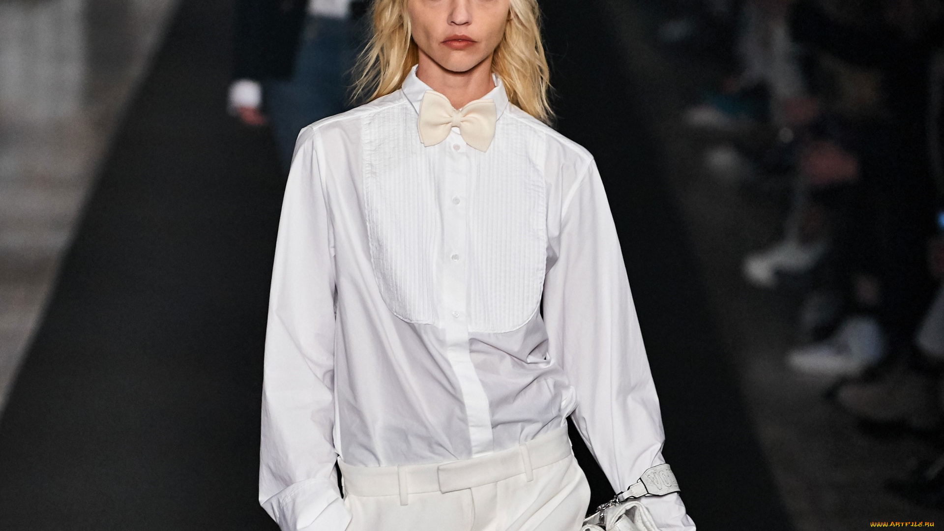 девушки, саша, пивоварова, модель, блондинка, блузка, брюки, сумка, зрители, подиум