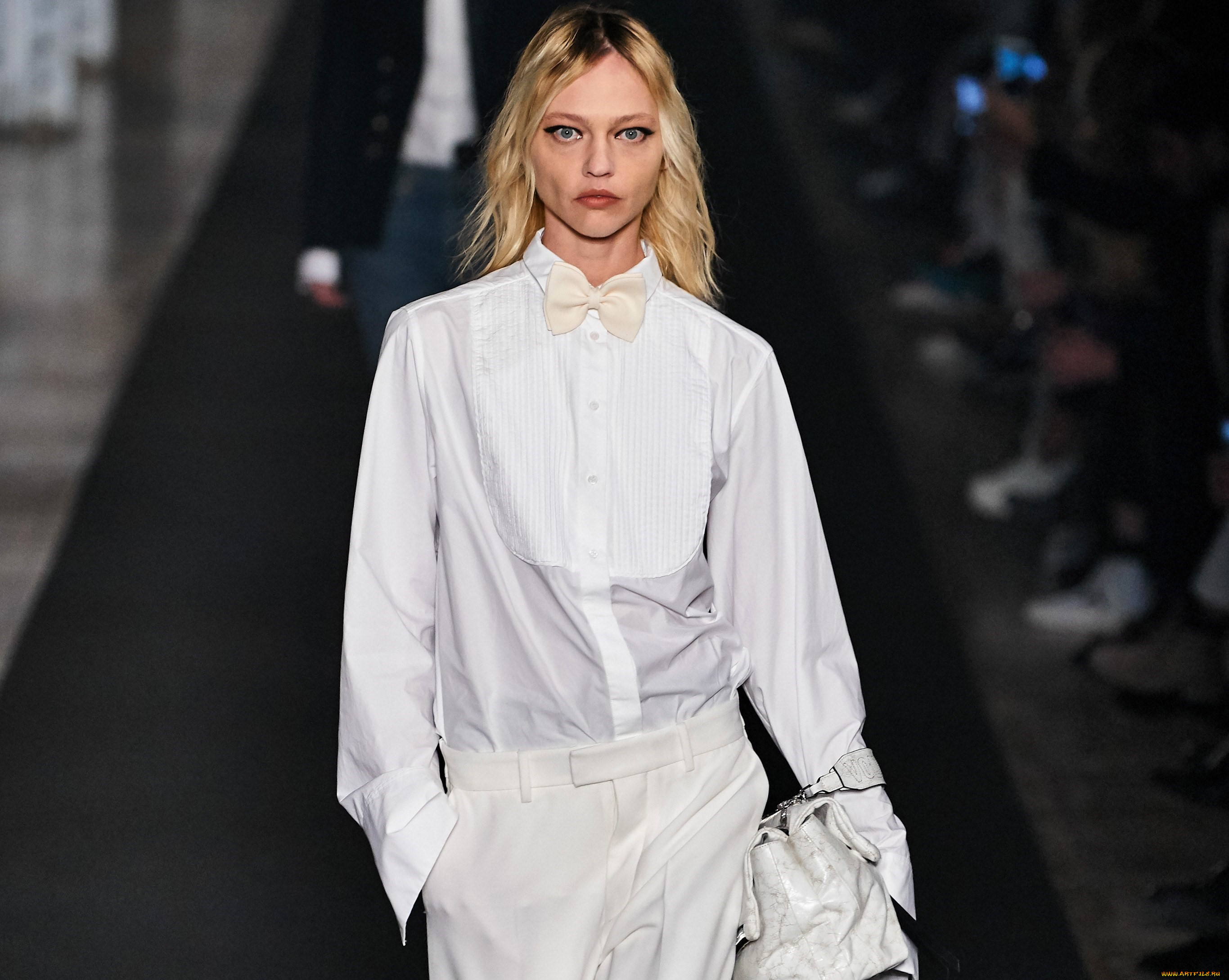 девушки, саша, пивоварова, модель, блондинка, блузка, брюки, сумка, зрители, подиум