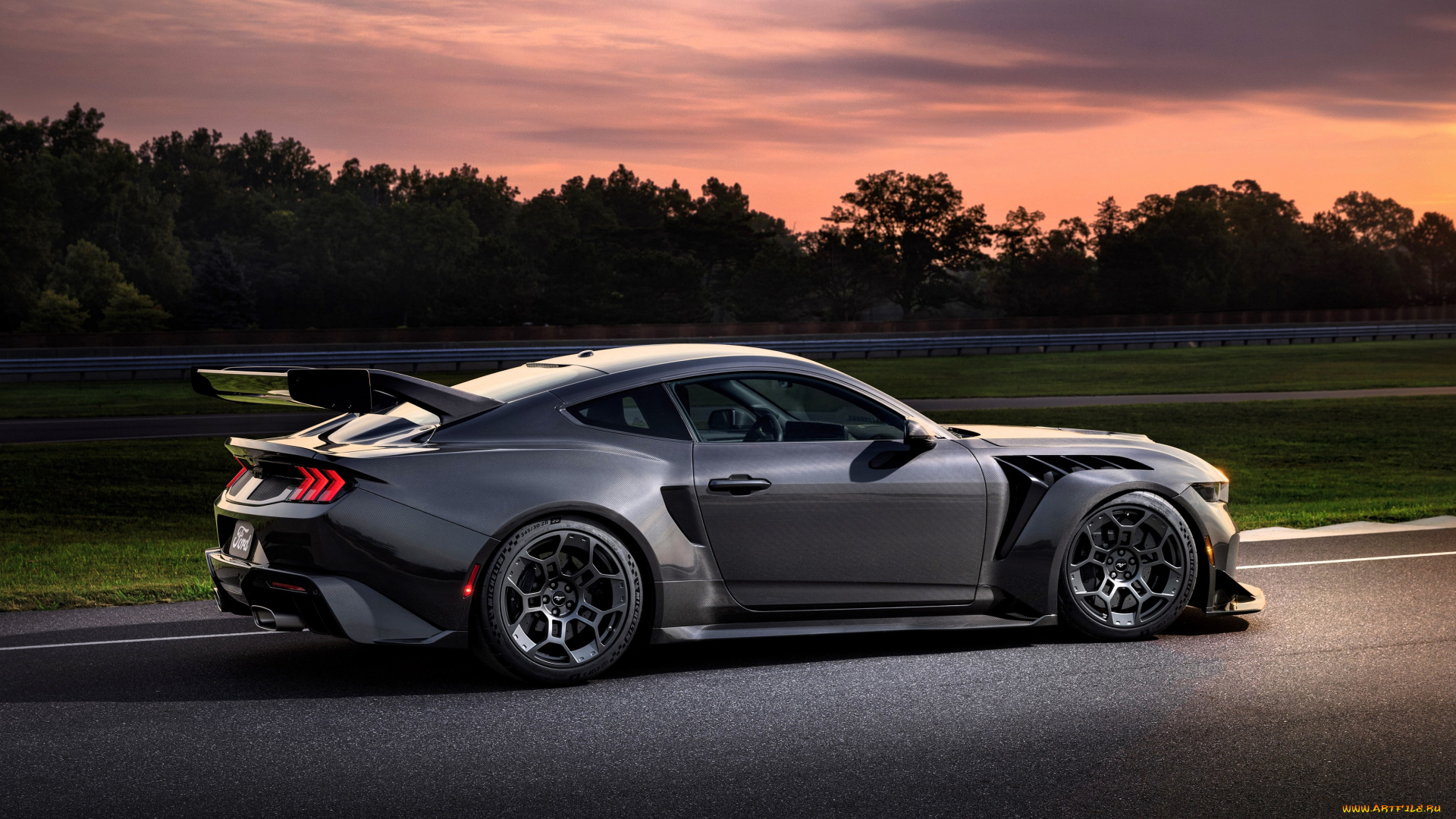 автомобили, mustang, серый, дорога, трасса, шоссе, деревья, закат