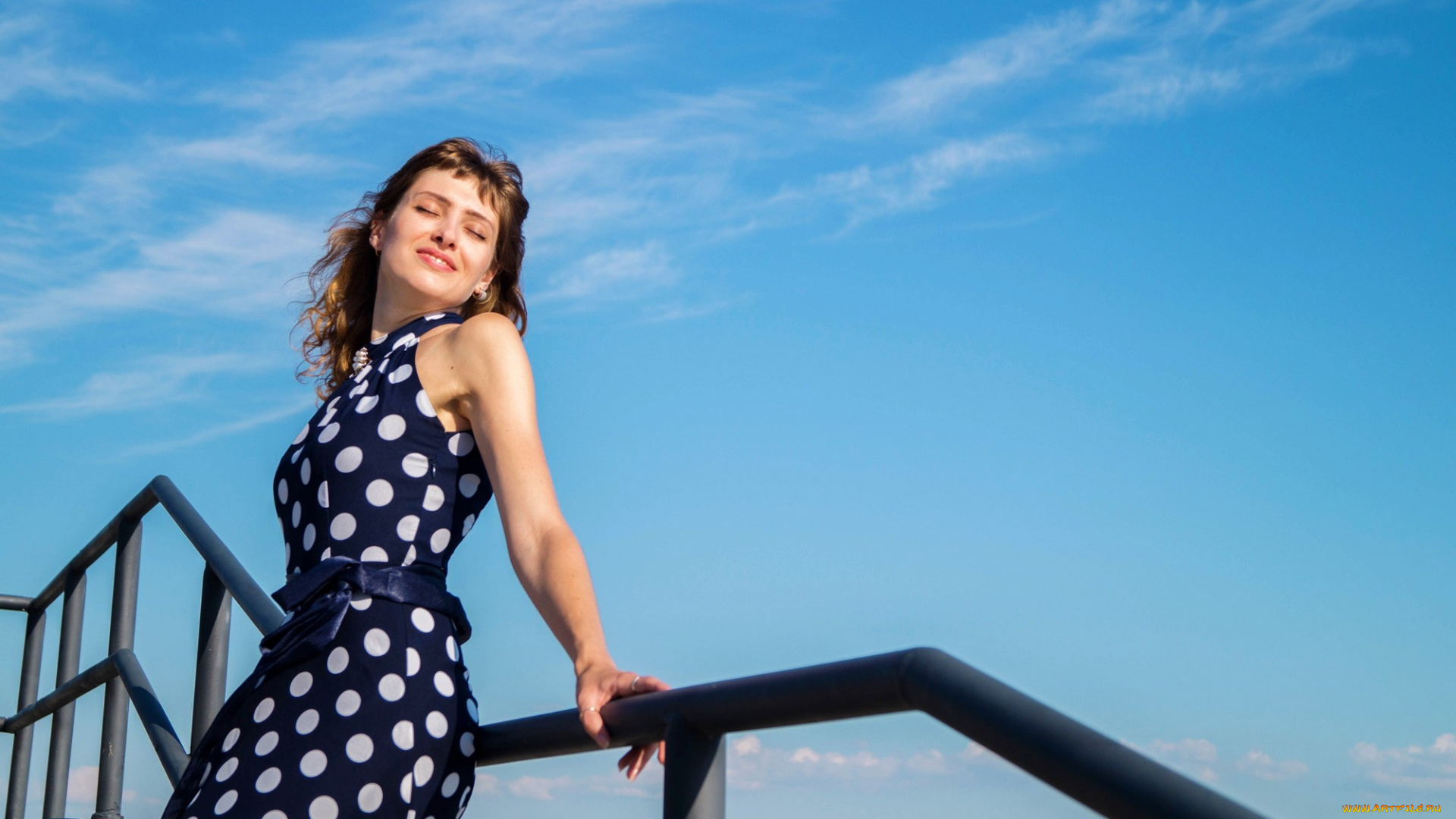 девушки, -unsort, , брюнетки, темноволосые, улыбка, платье, бант, небо, перила, лестница