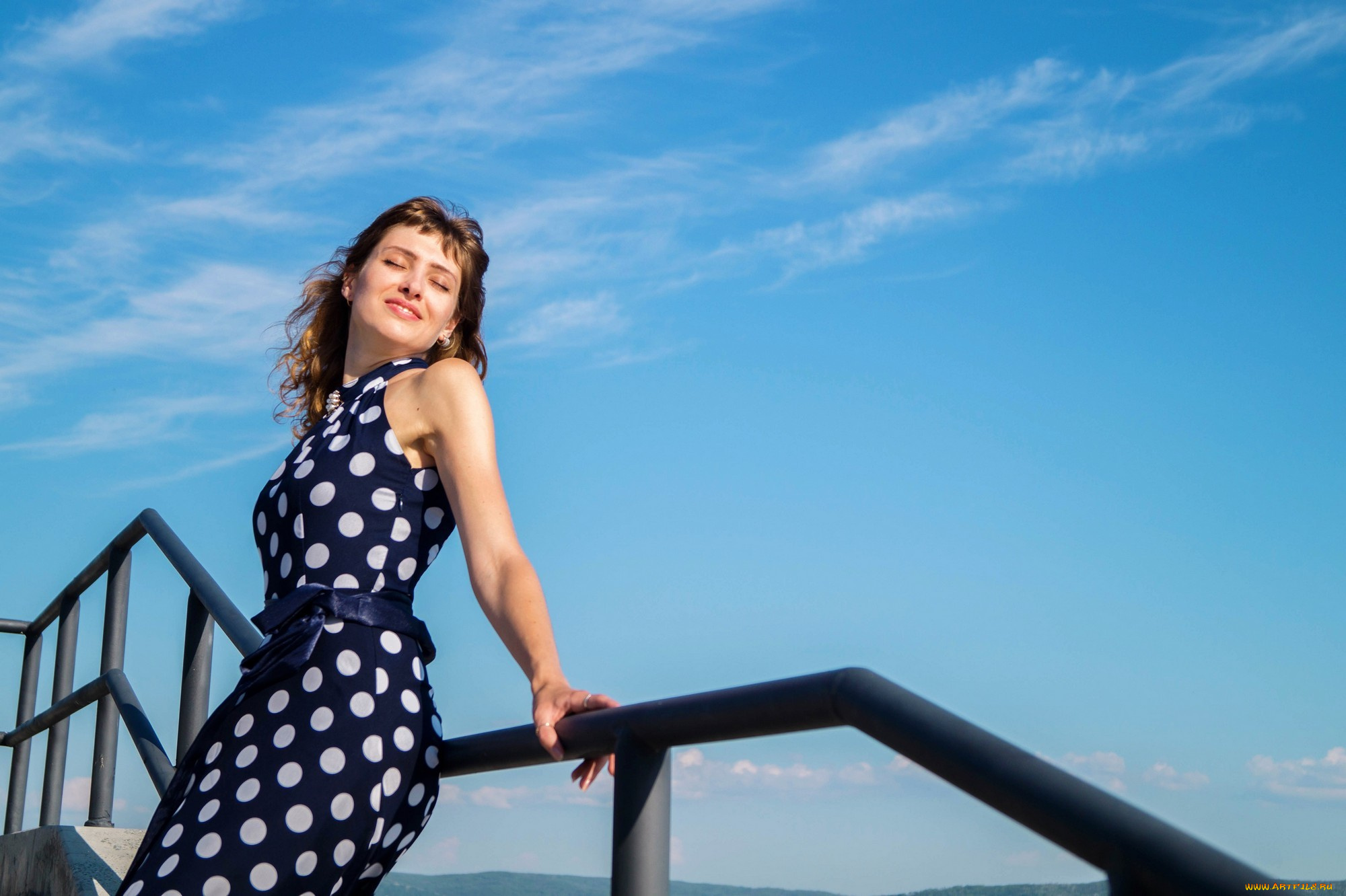 девушки, -unsort, , брюнетки, темноволосые, улыбка, платье, бант, небо, перила, лестница