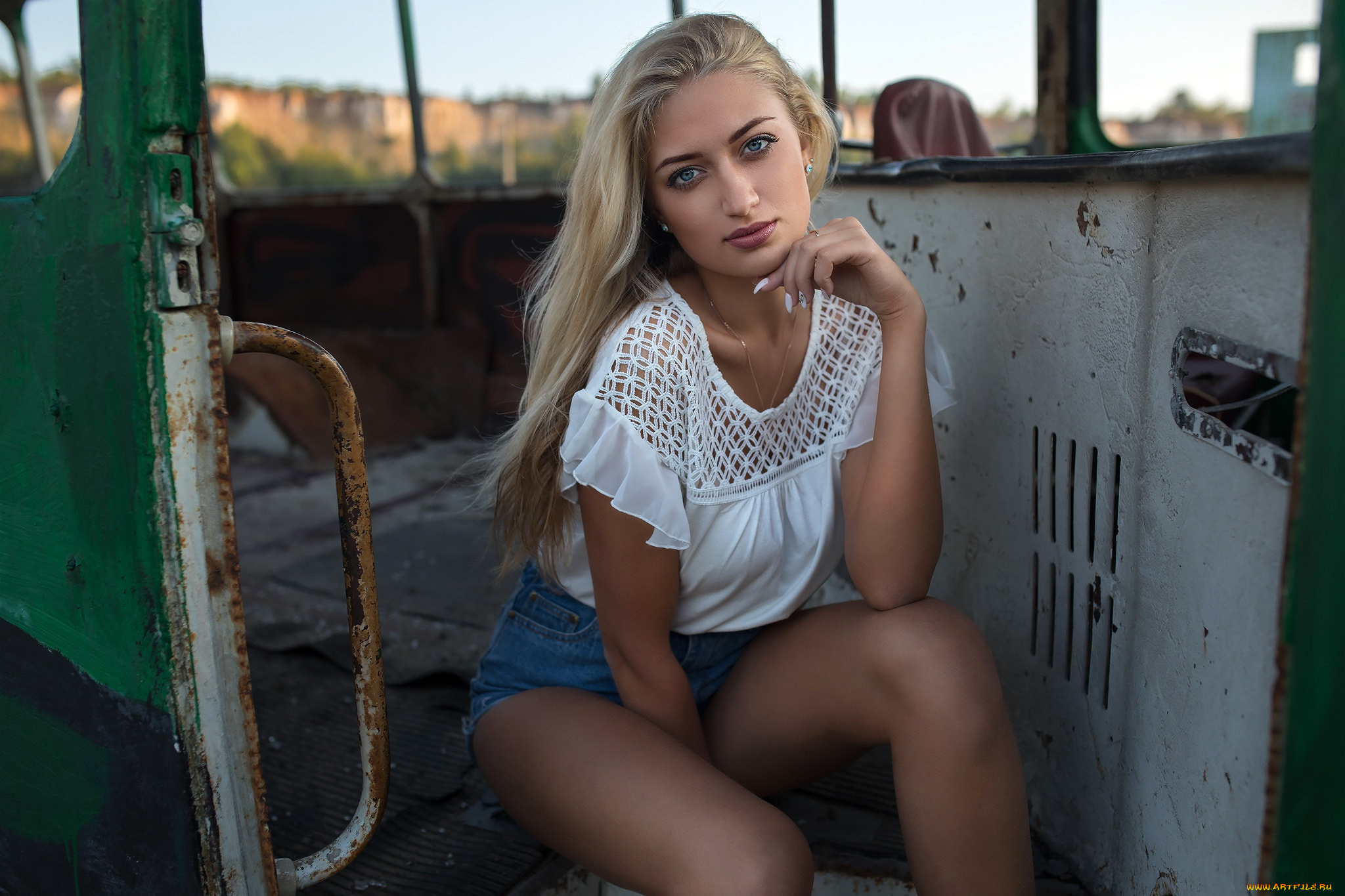 девушки, -unsort, , блондинки, , светловолосые, сидит, dmitry, sn, макияж, портрет, красивая, блузка, шорты, блондинка, прическа, модель, поза, взгляд, lisa, фигура