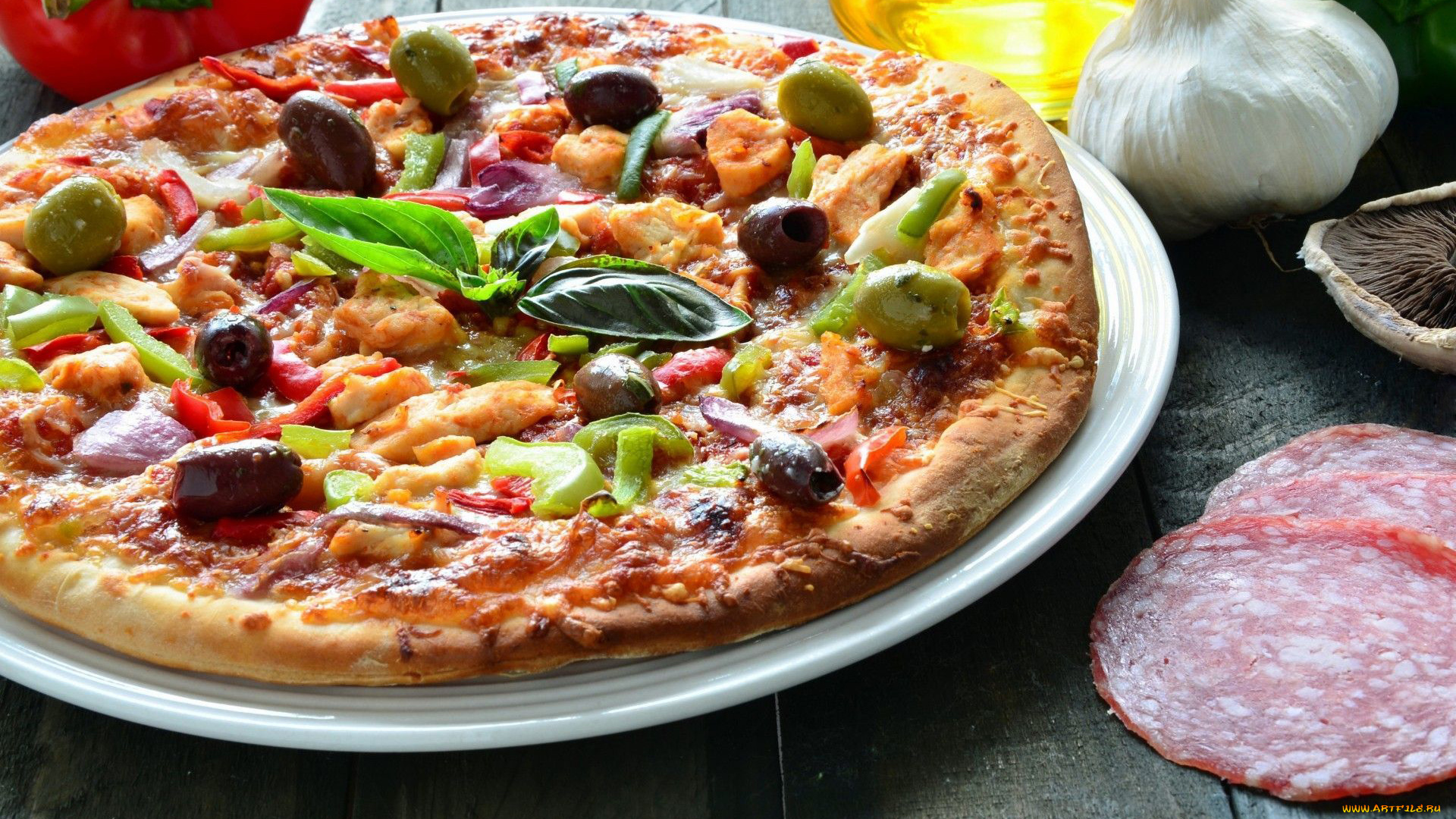 еда, пицца, маслины, базилик, салями, чеснок