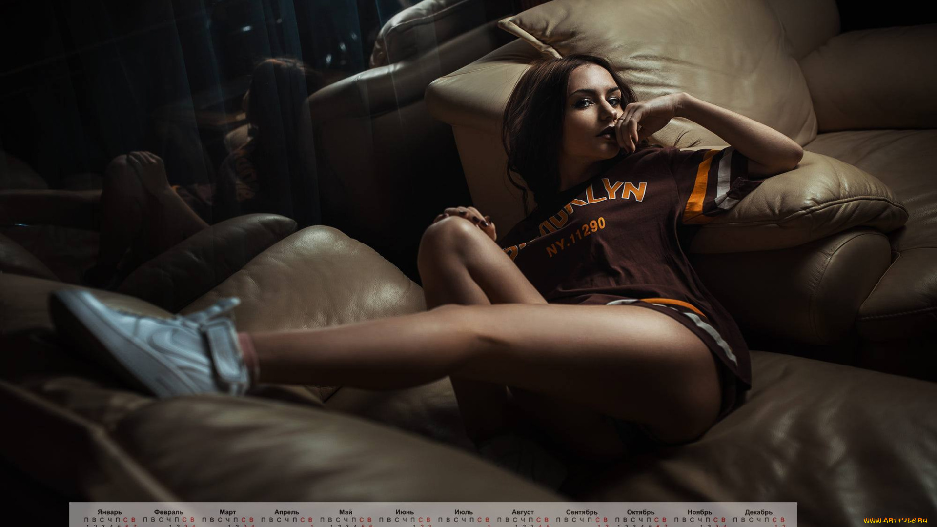 календари, девушки, мебель, диван, кресло, взгляд