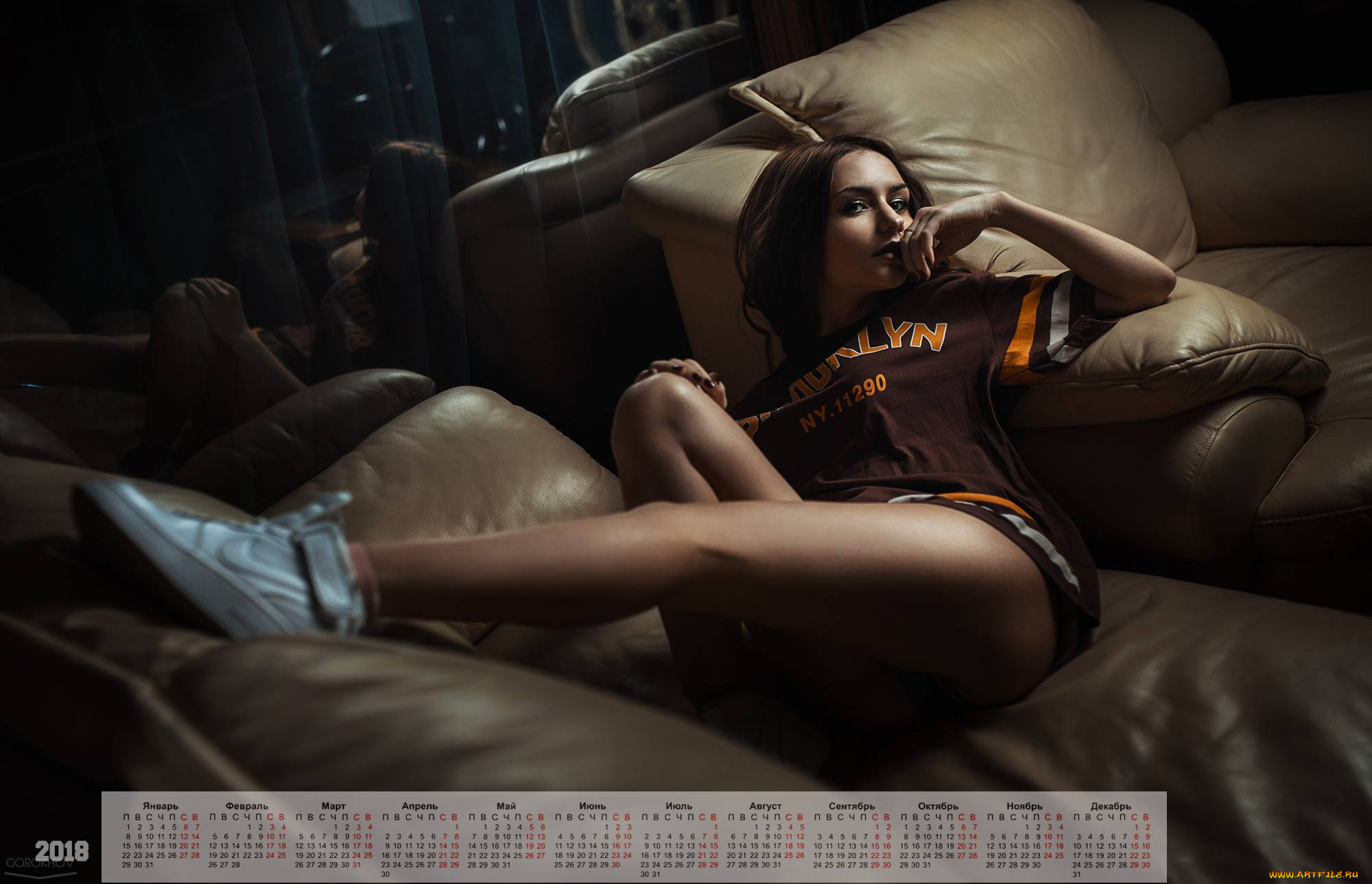 календари, девушки, мебель, диван, кресло, взгляд
