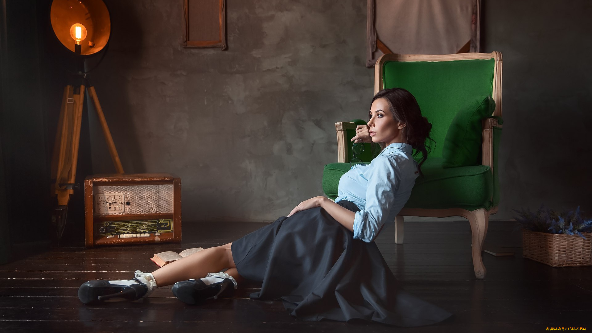 бестия, девушки, -, брюнетки, , шатенки, поза, стиль, модель, кресло, прожектор, на, полу, винтаж, радиола, анастасия, бармина