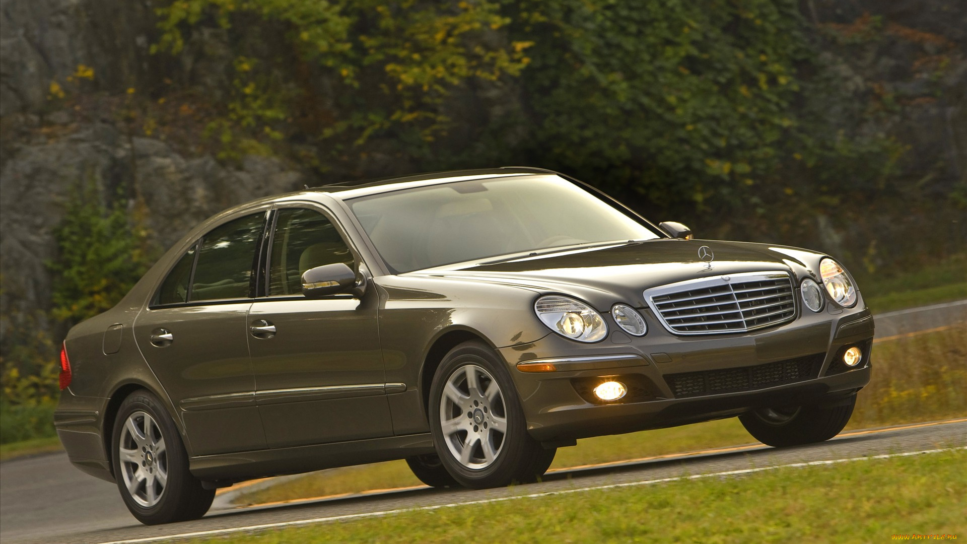 автомобили, mercedes-benz, мерседес, коричневый, дорога, горы, трава