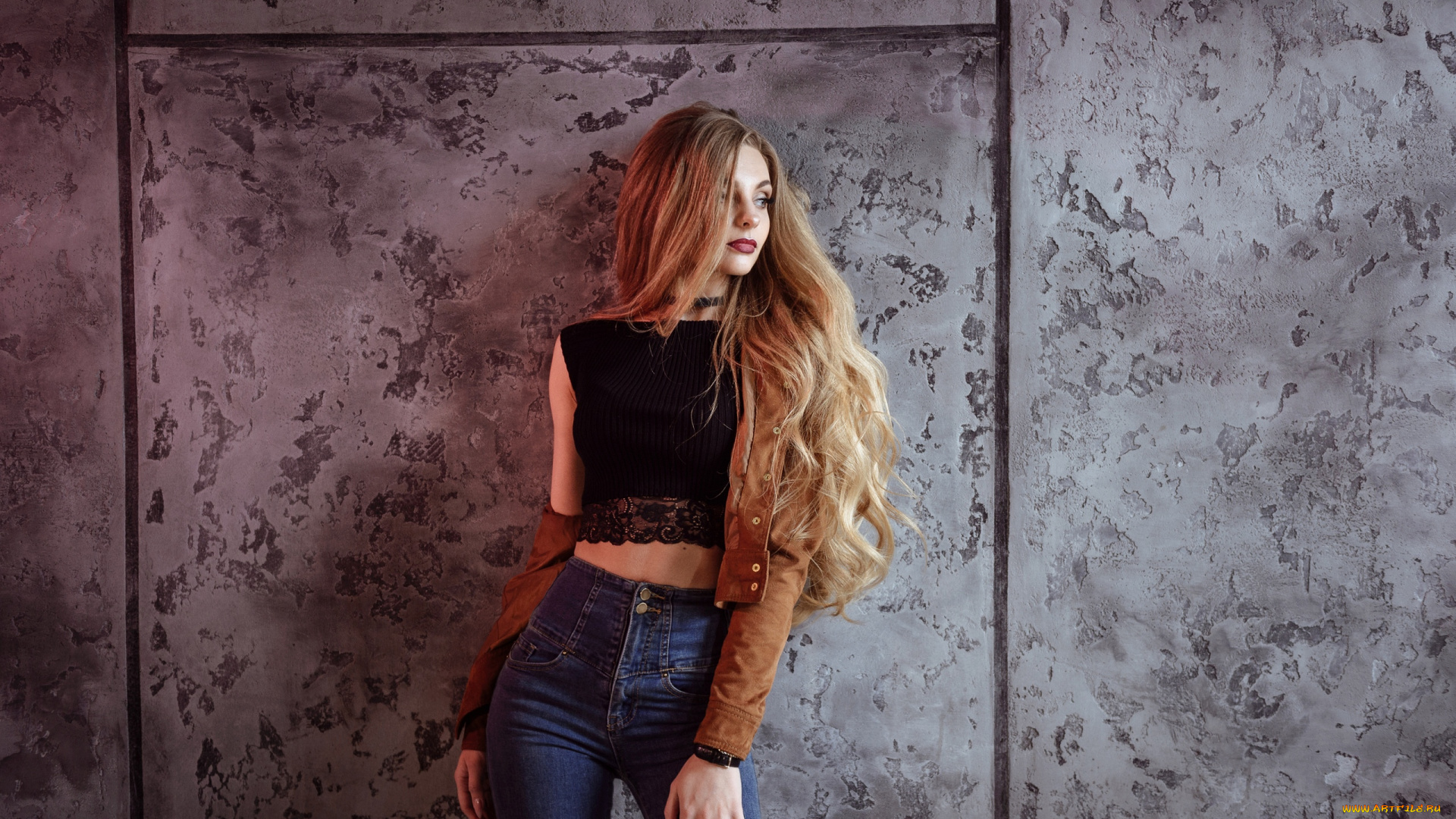 девушки, -unsort, , блондинки, , светловолосые, джинсы, куртка, коричневая, кожаные, куртки, красная, помада, отводящая, взгляд, длинные, волосы, модель