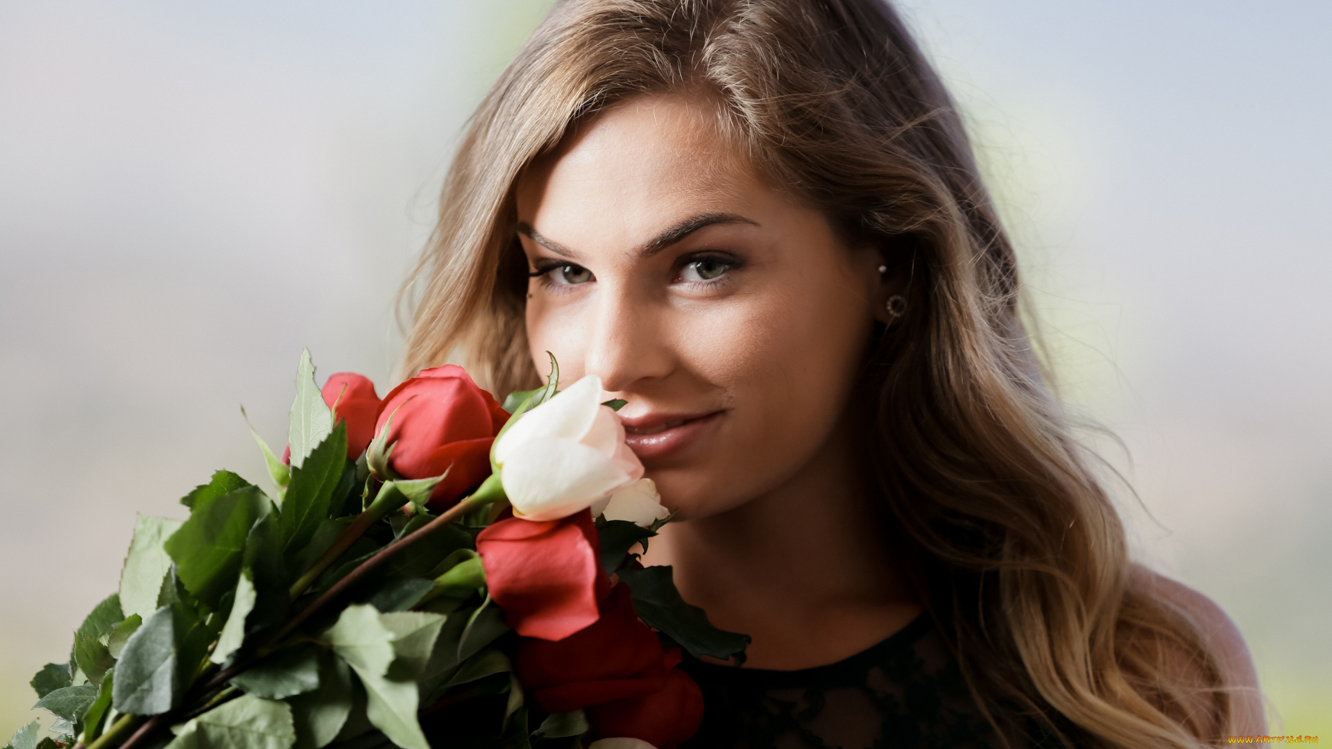 sydney, cole, девушки, sydney, cole, портрет, лицо, цветы, букет, розы, девушка, модель, светловолосая, красотка, красавица, флирт, сексуальная, секси, поза, взгляд, макияж