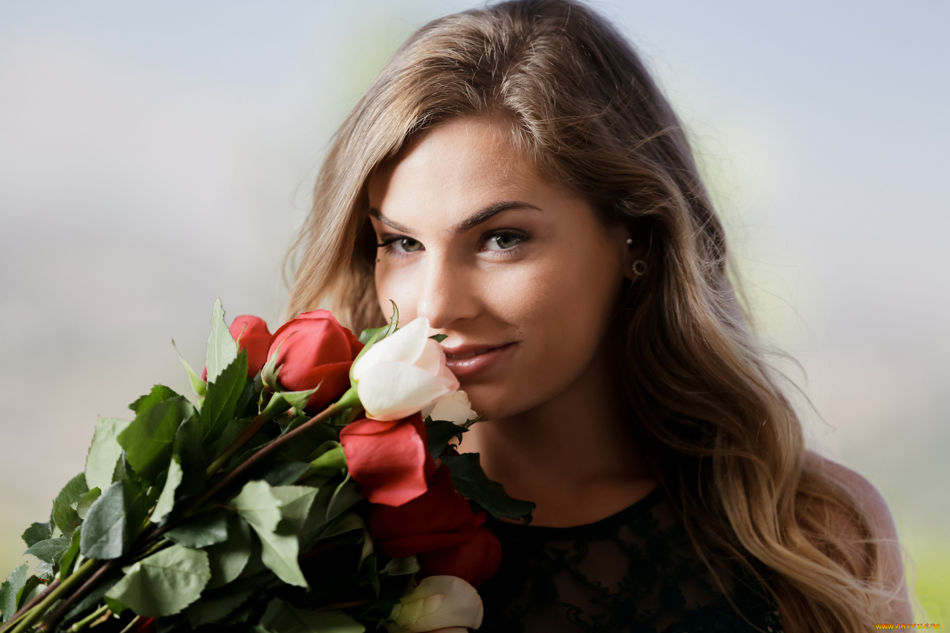 sydney, cole, девушки, sydney, cole, портрет, лицо, цветы, букет, розы, девушка, модель, светловолосая, красотка, красавица, флирт, сексуальная, секси, поза, взгляд, макияж