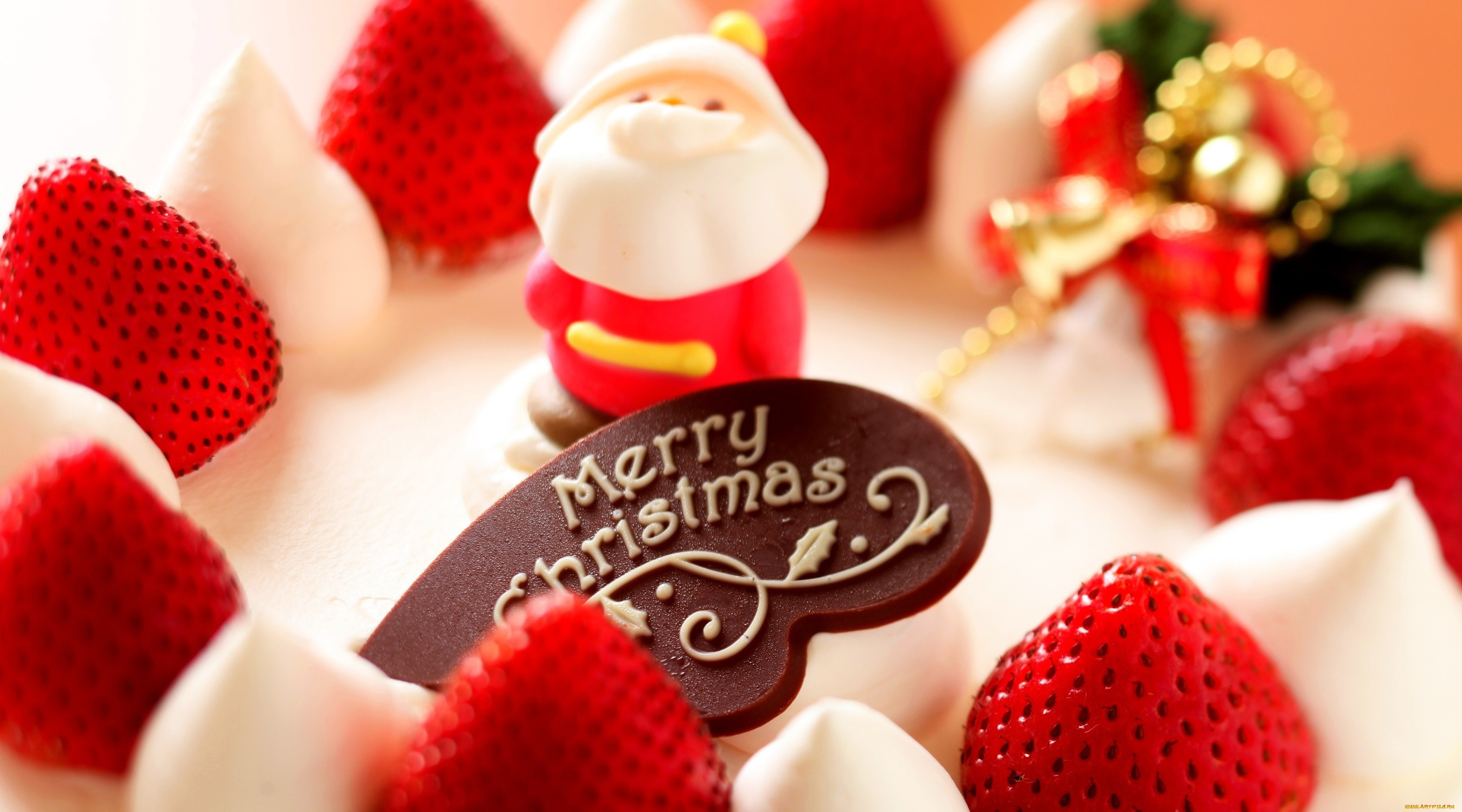 праздничные, угощения, сливки, шоколад, фигурка, дед, мороз, торт, ягоды, клубника