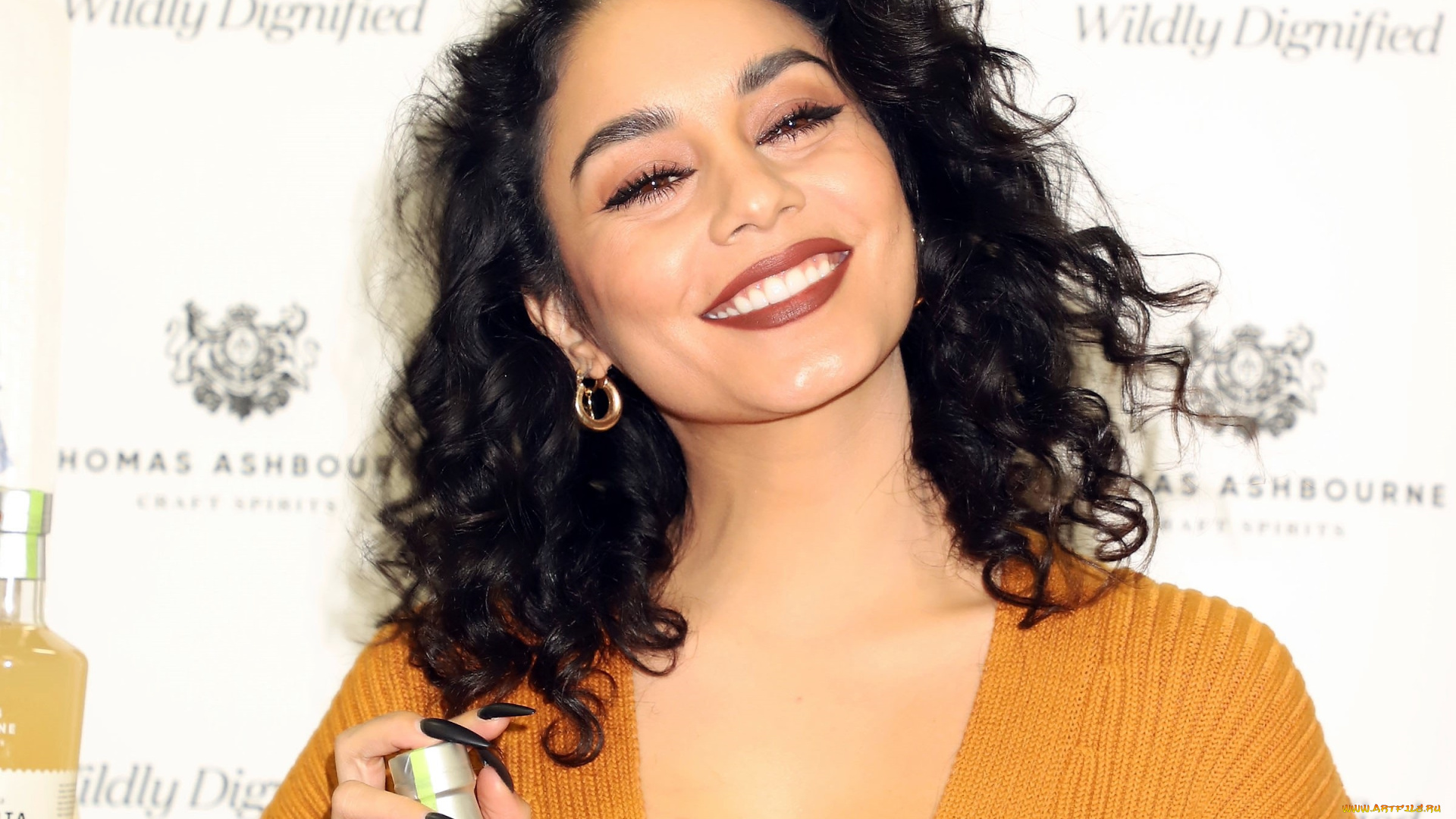 девушки, vanessa, hudgens, брюнетка, свитер, флакон