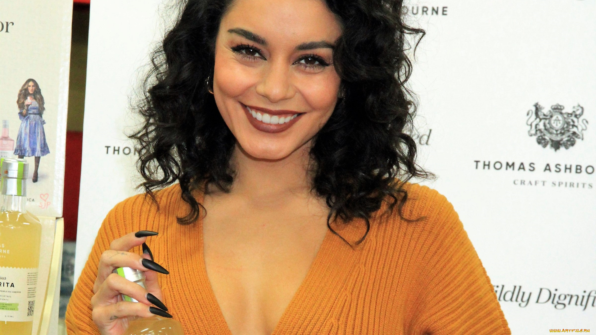 девушки, vanessa, hudgens, брюнетка, свитер, флакон