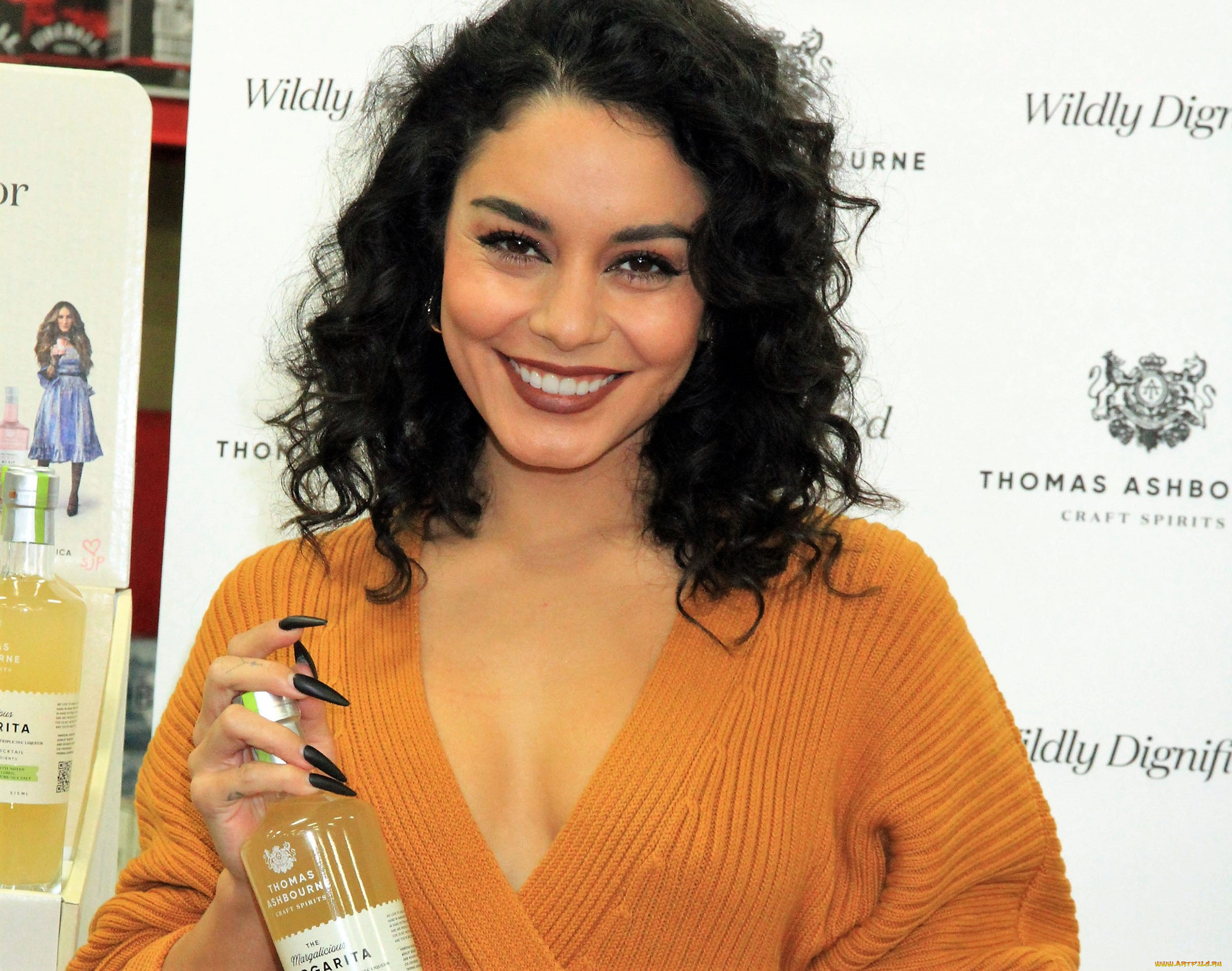 девушки, vanessa, hudgens, брюнетка, свитер, флакон