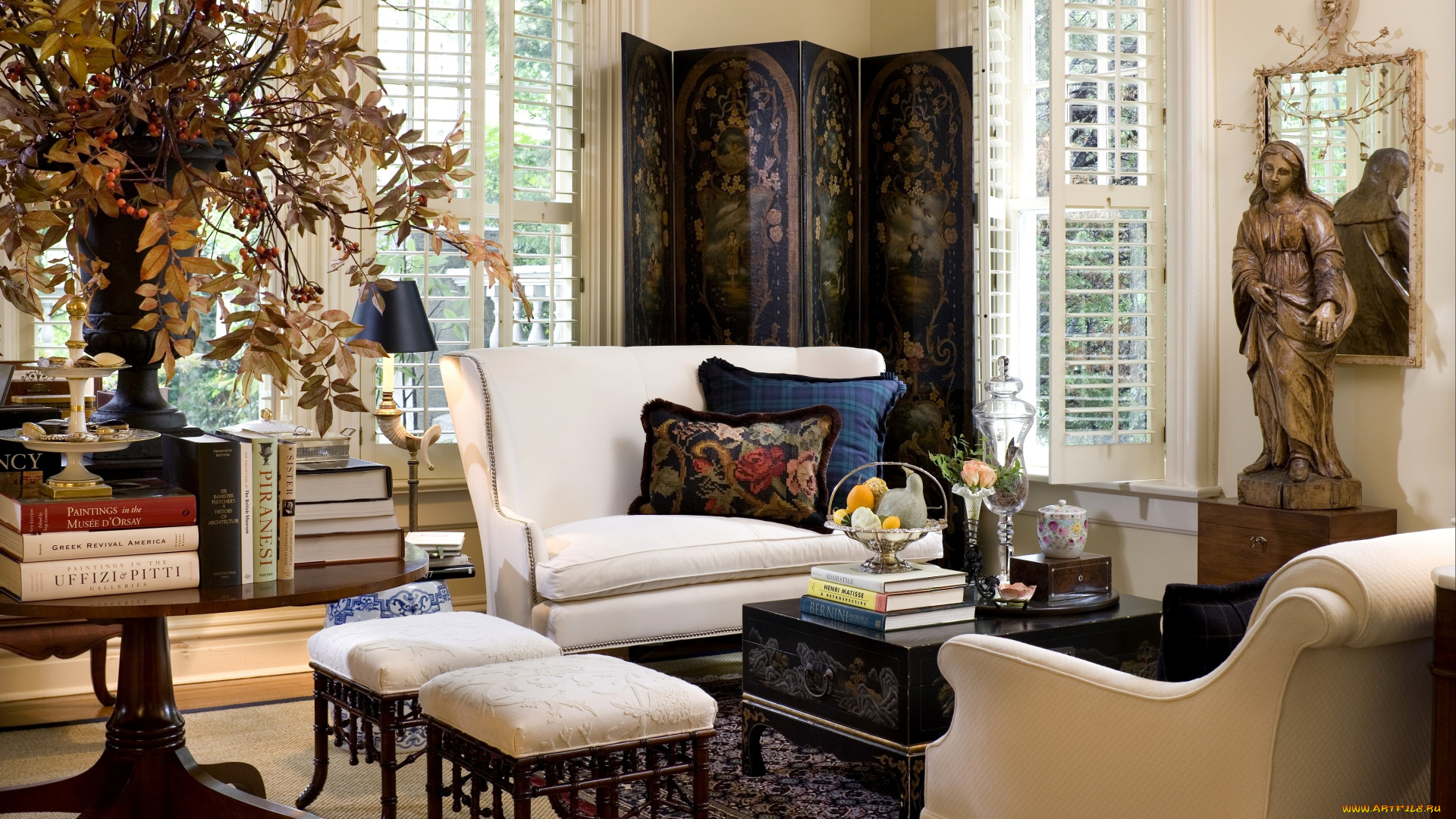 интерьер, гостиная, ширма, книги, статуя, подушки, диван, пуфики, зеркало