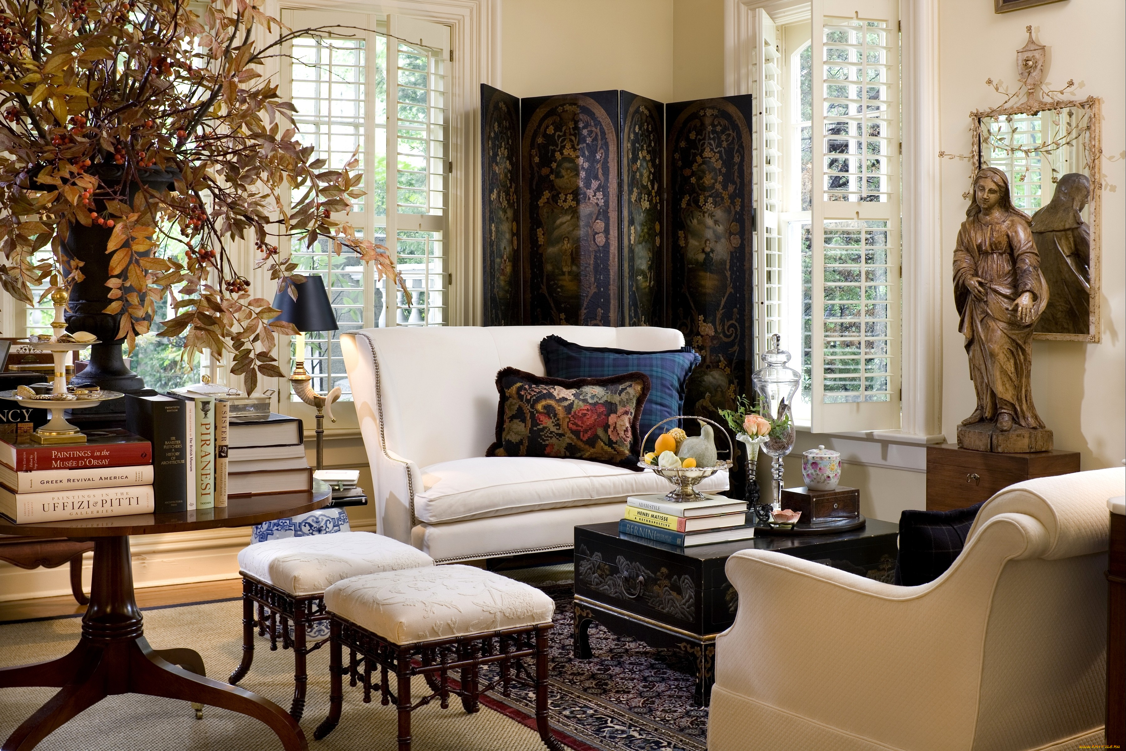 интерьер, гостиная, ширма, книги, статуя, подушки, диван, пуфики, зеркало