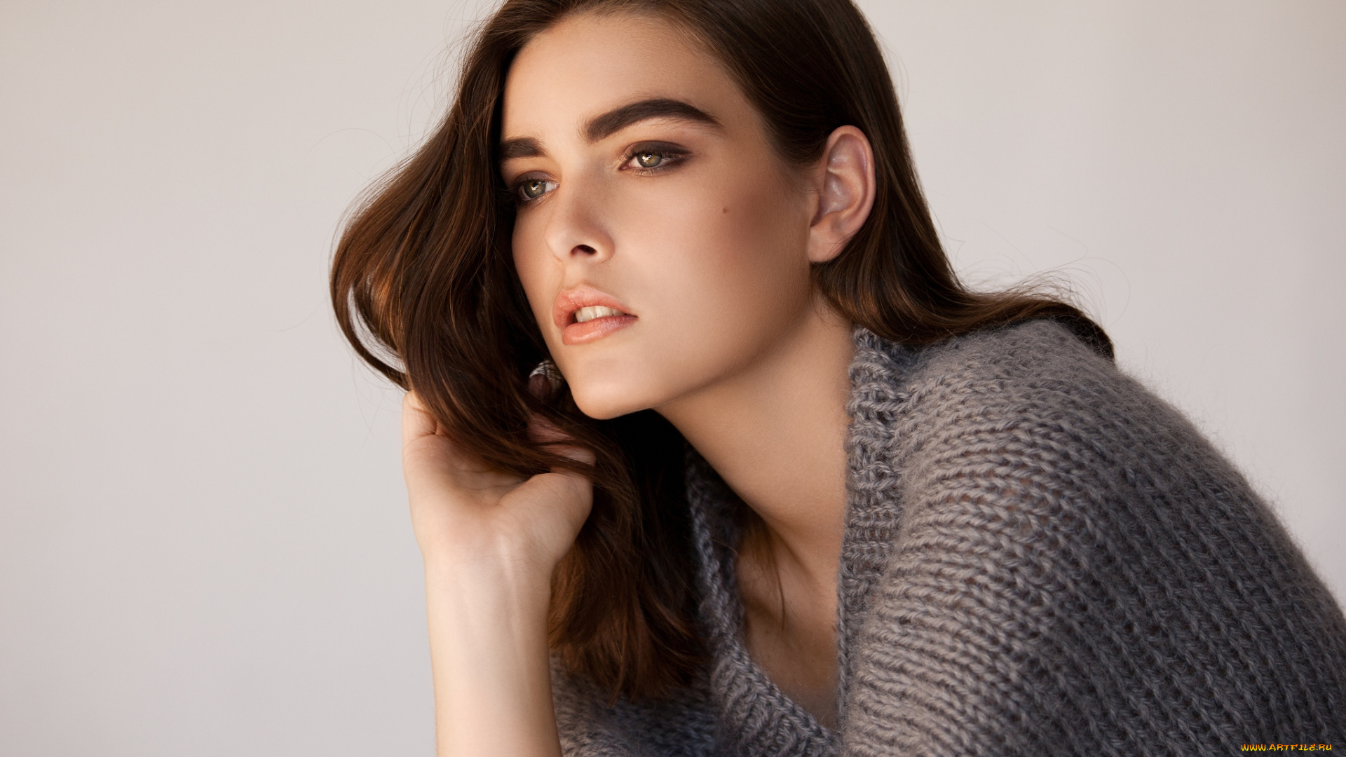 девушки, -unsort, , лица, , портреты, свитер, жест, прическа, взгляд, лицо, макияж