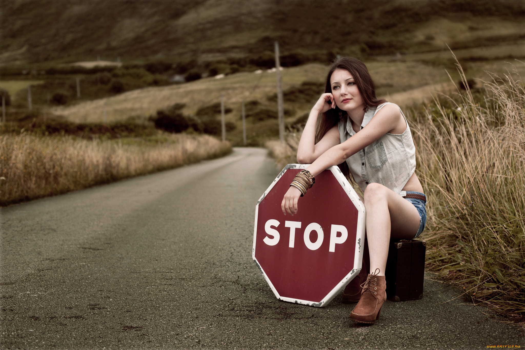 девушки, -unsort, , брюнетки, , шатенки, дорога, обочина, девушка, знак, автостоп