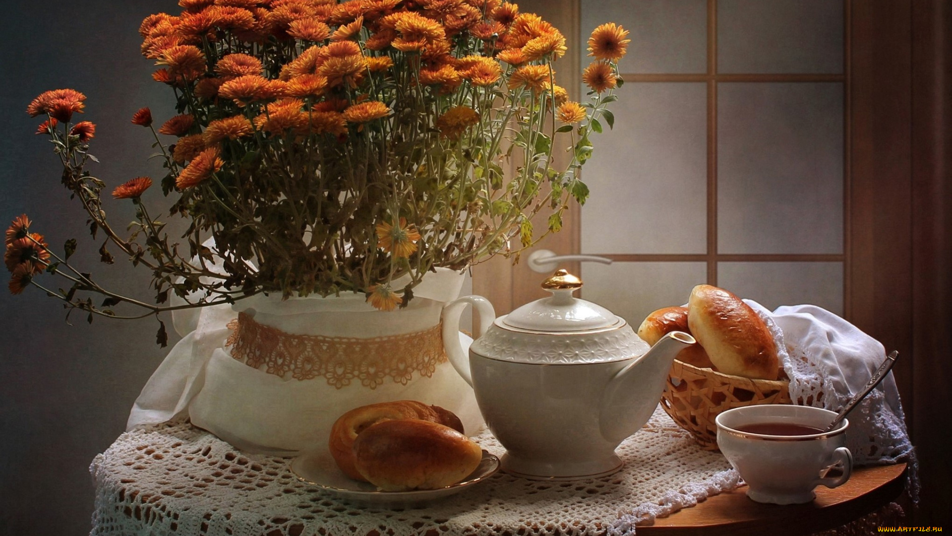 еда, натюрморт, выпечка, булочки, ложка, заварник, скатерть, оранжевые, чашка, хризантемы, дверь, фон, стол, цветы, чай, пирожки