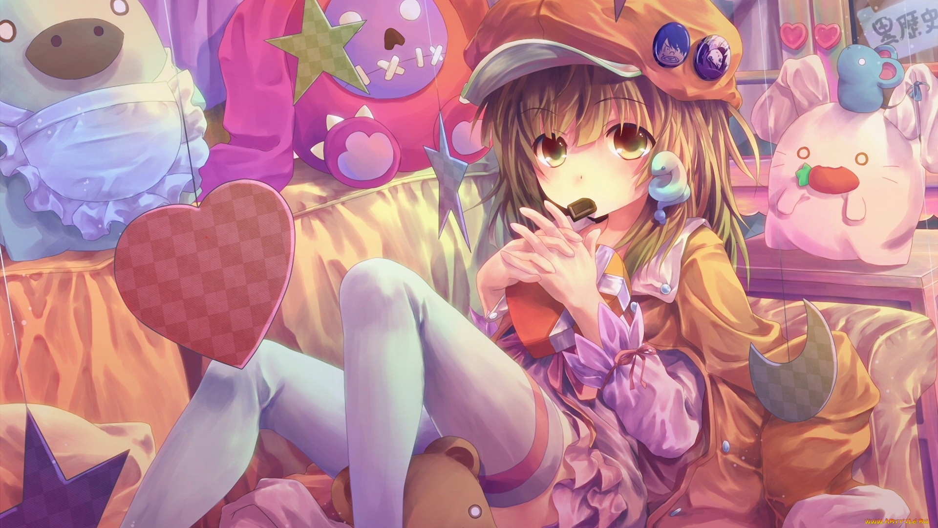 аниме, bakemonogatari, девушка, sengoku, nadeko, шляпа, пиджак, игрушки, диван, подушка, платье