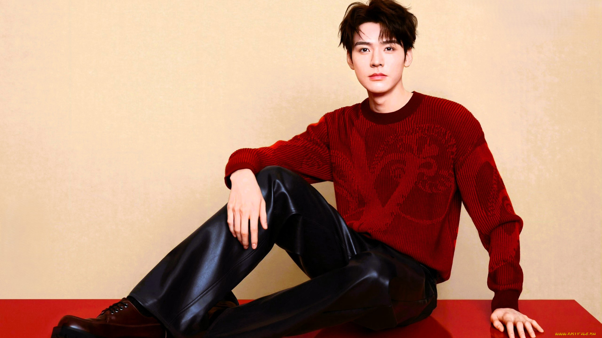 мужчины, gong, jun, |, simon, gong, актер, свитер, кожаные, штаны, ботинки, стол