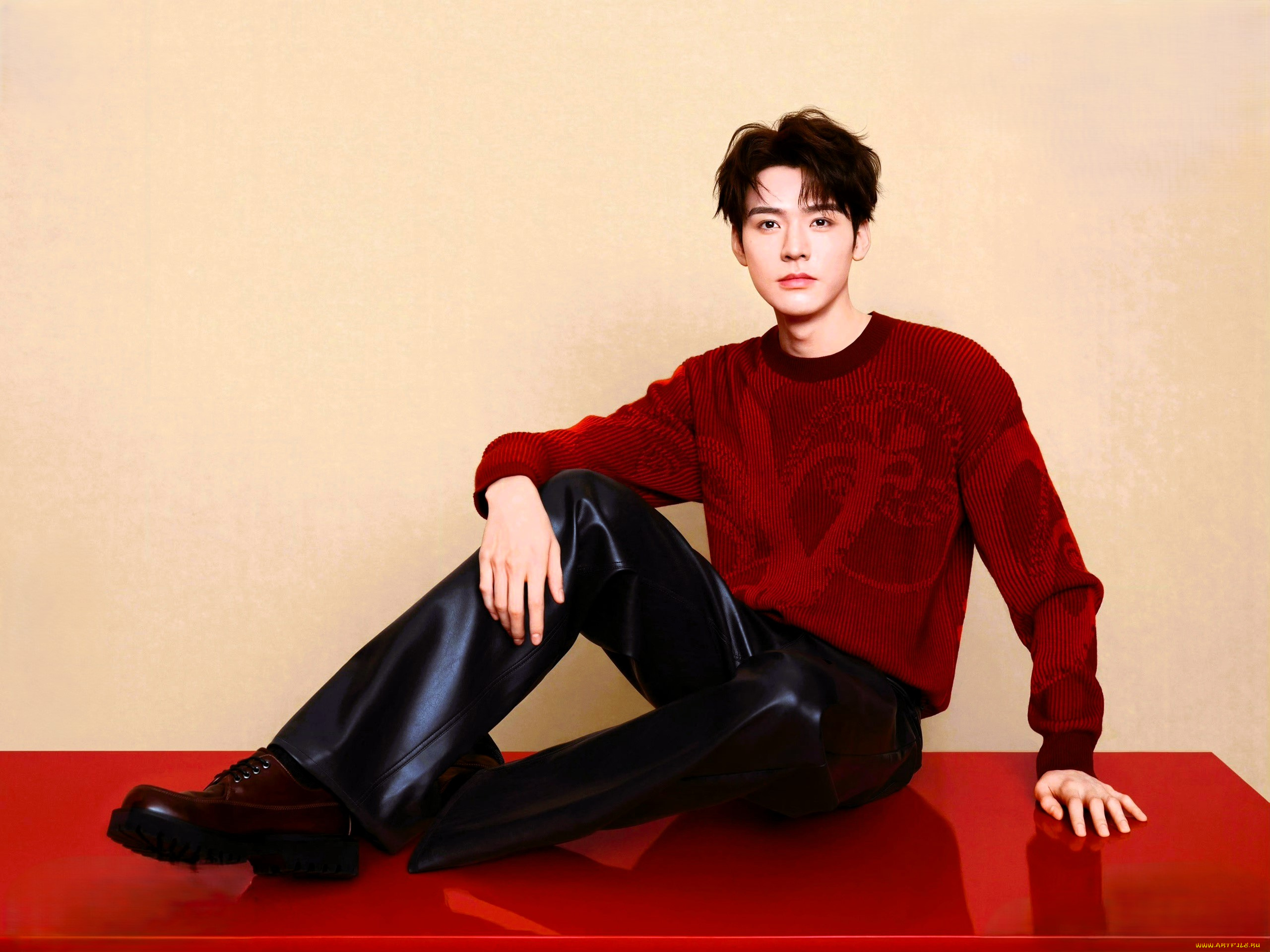мужчины, gong, jun, |, simon, gong, актер, свитер, кожаные, штаны, ботинки, стол