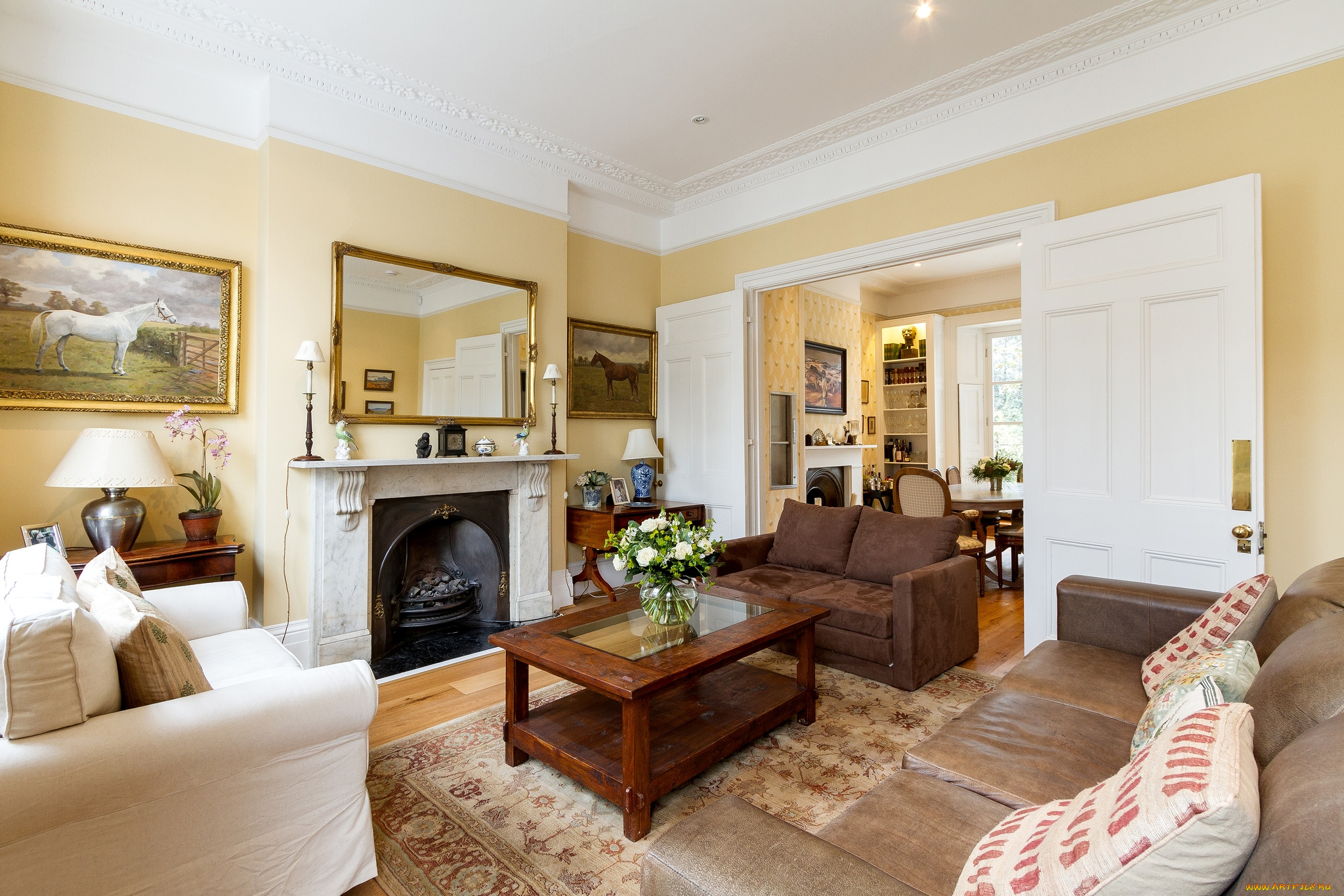 интерьер, гостиная, зеркало, диван, столик, камин