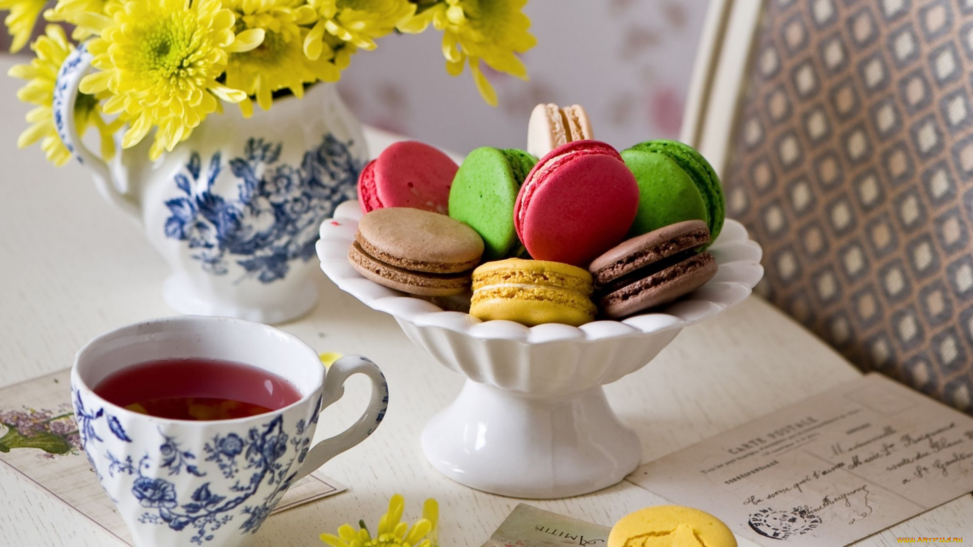 еда, макаруны, чай, хризантемы