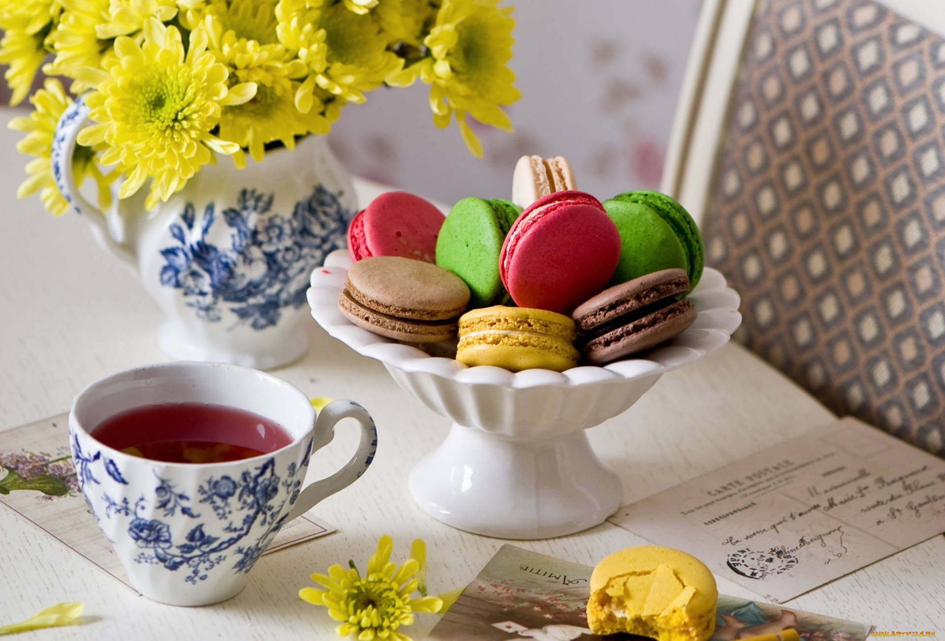 еда, макаруны, чай, хризантемы