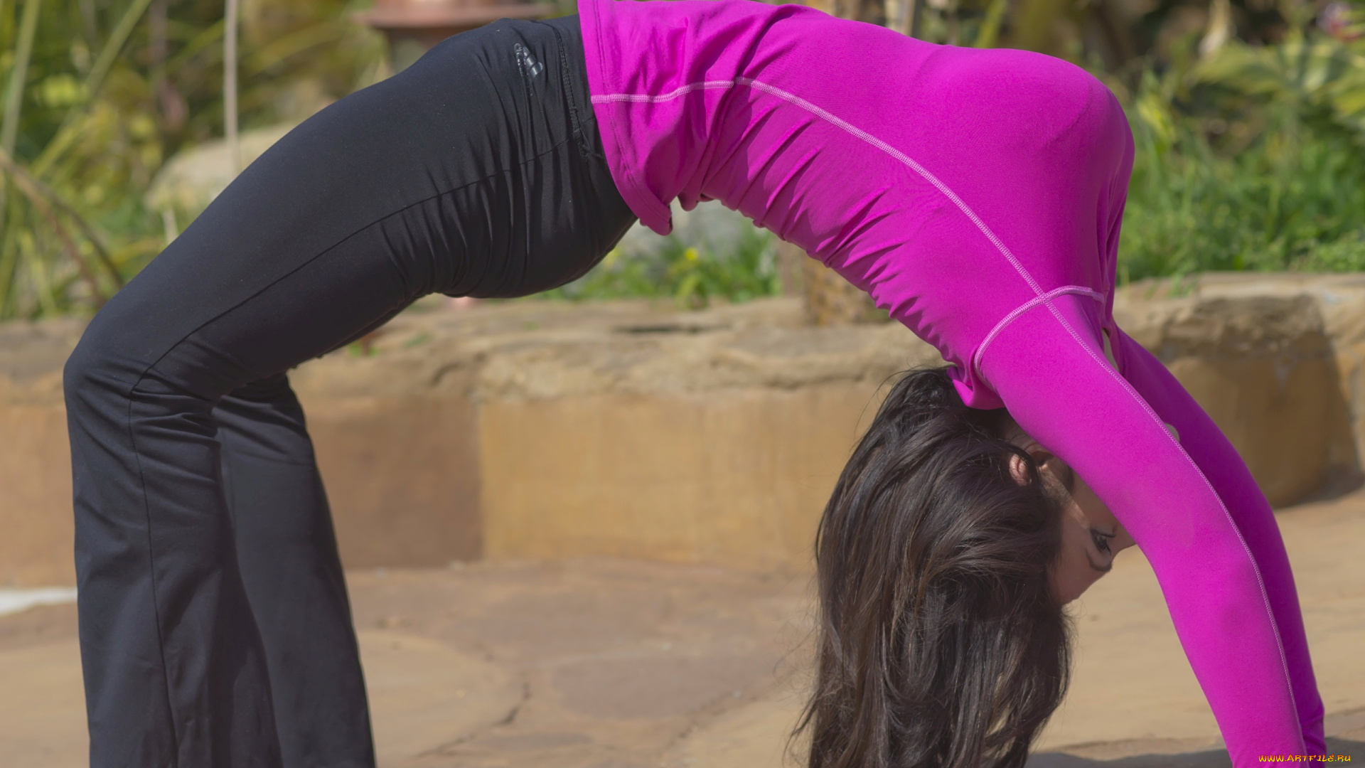 девушки, denise, milani, мостик, свитер, штаны, брюнетка