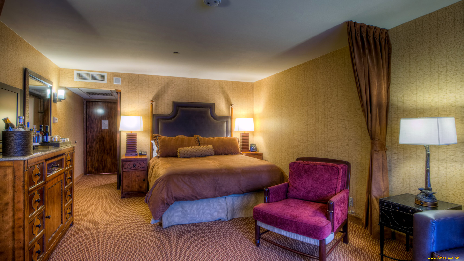 интерьер, спальня, кровать, кресло, лампа, комод