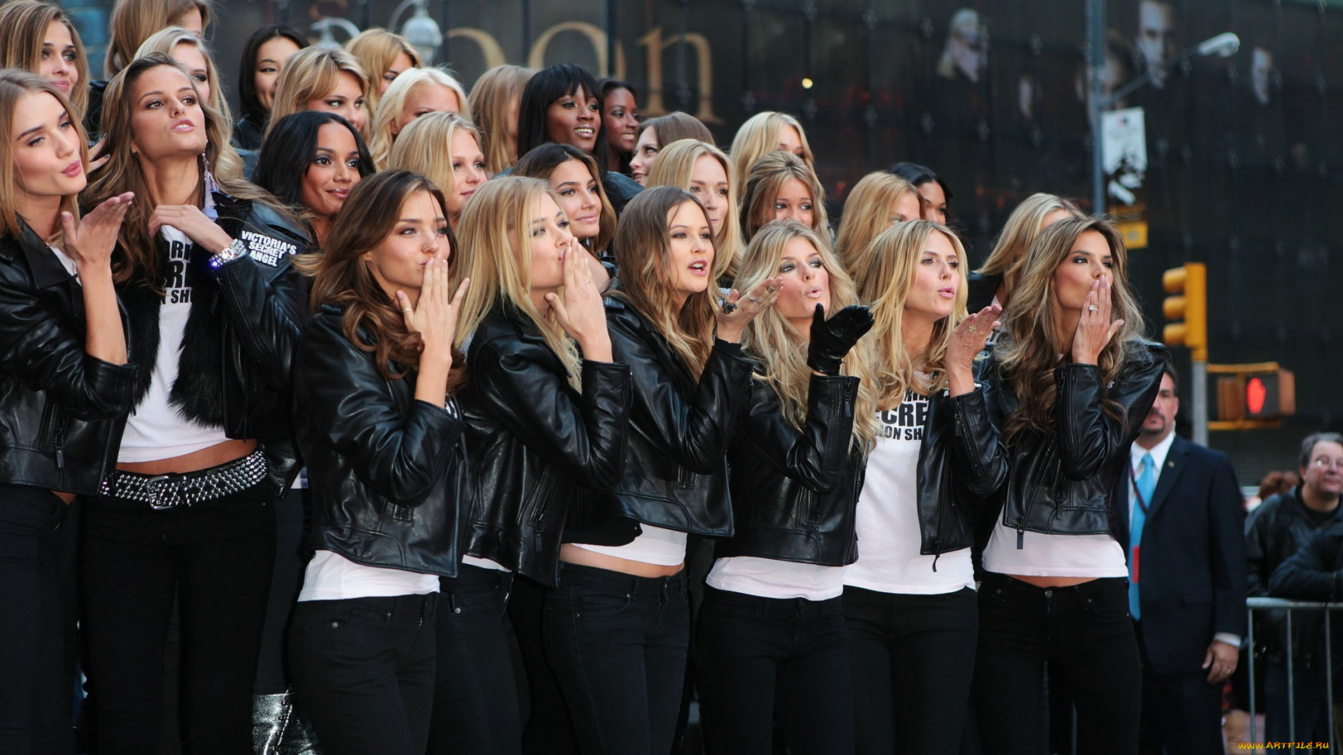 разное, знаменитости, поцелуй, куртки, девушки, модели