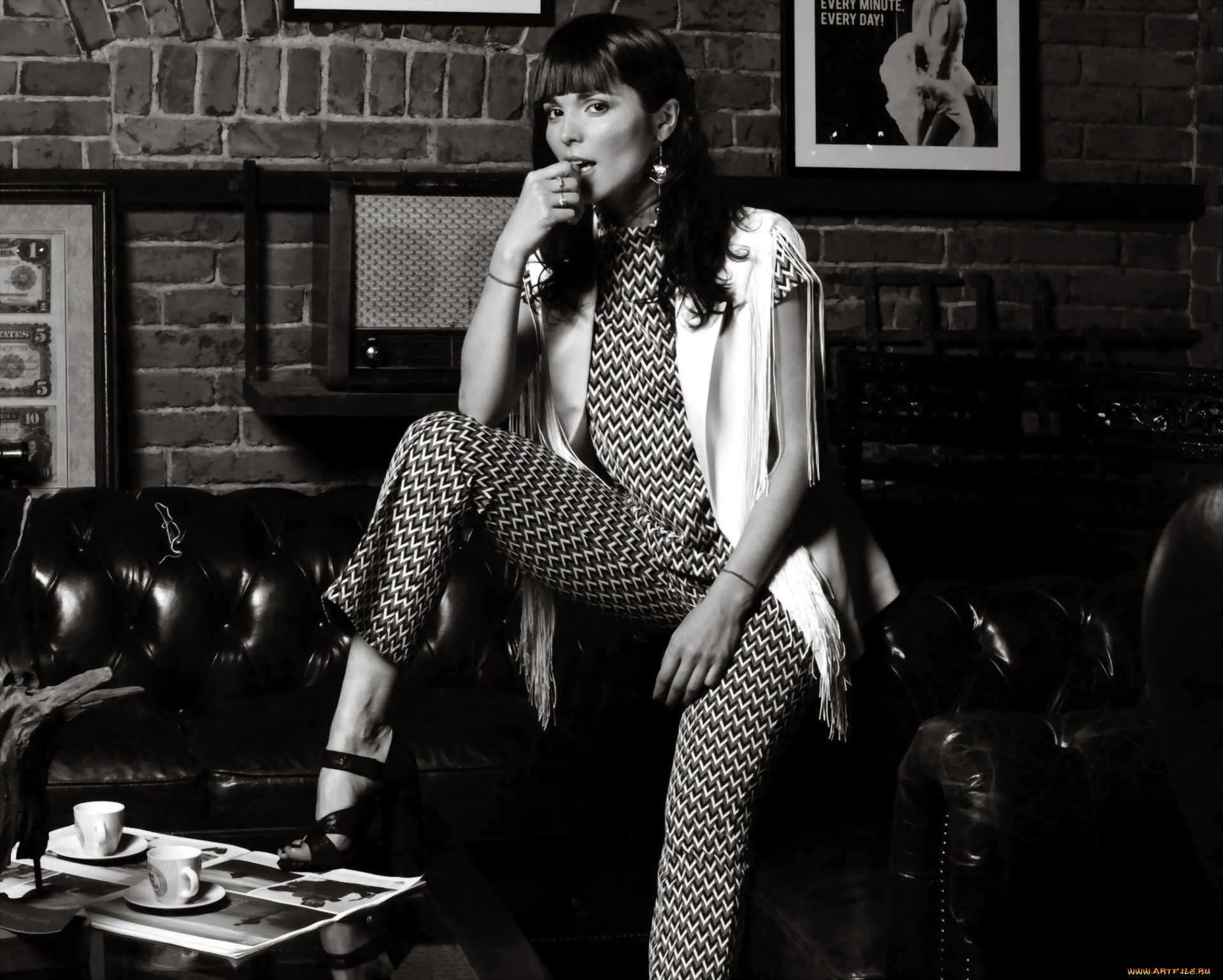 музыка, сати, казанова, черно-белая, костюм, диван, чашки