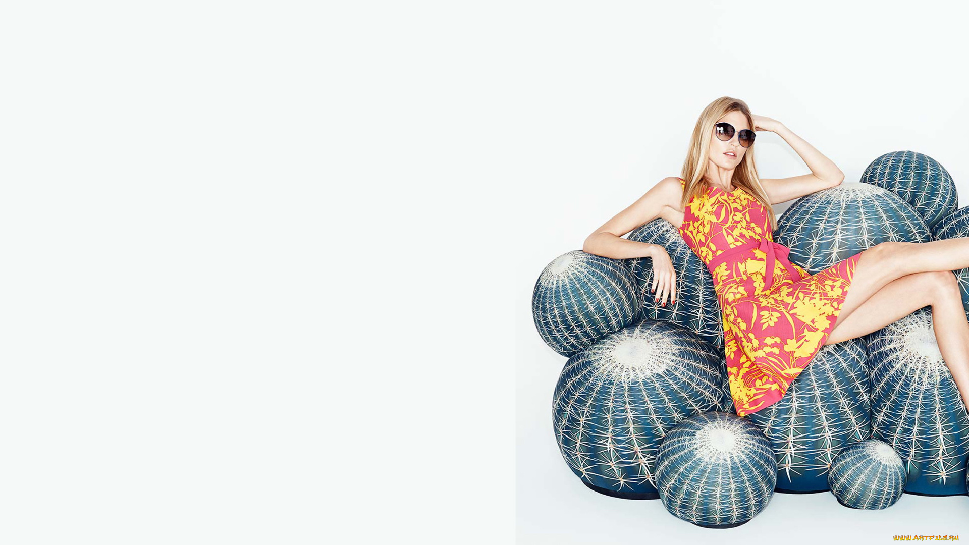 девушки, martha, hunt, блондинка, очки, платье, мячи, кактусы