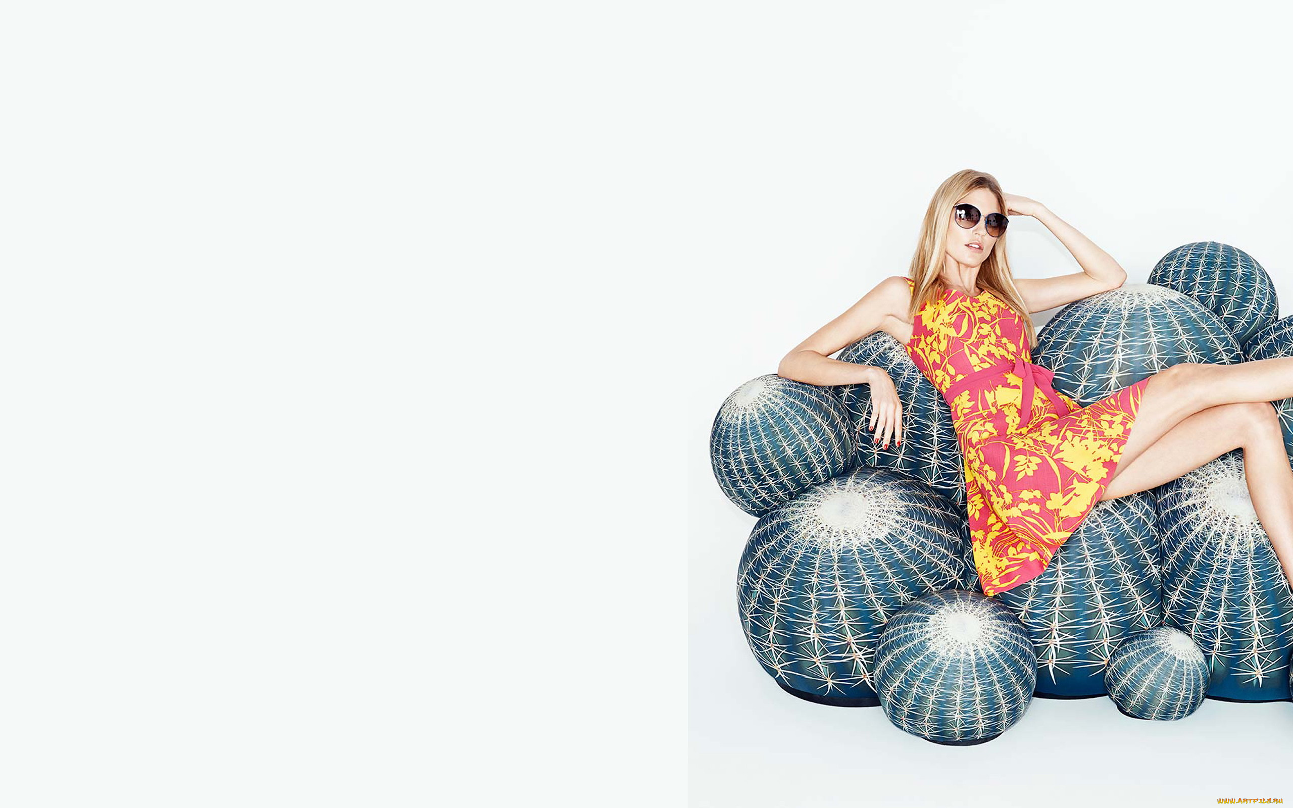 девушки, martha, hunt, блондинка, очки, платье, мячи, кактусы