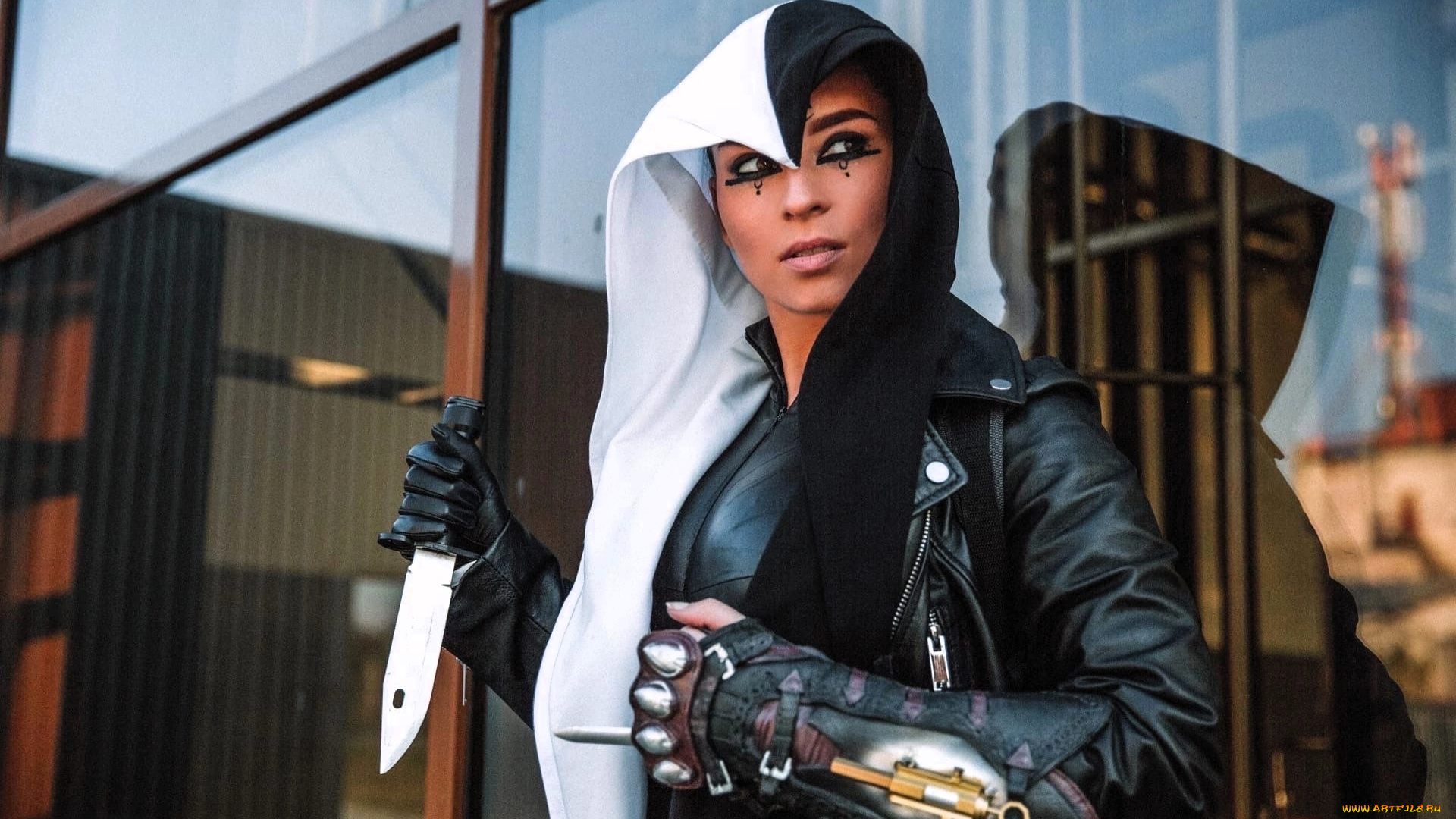девушки, анна, шаховская, образ, косплей, костюм, наряд, ассасин, оружие, капюшон, здание, окно