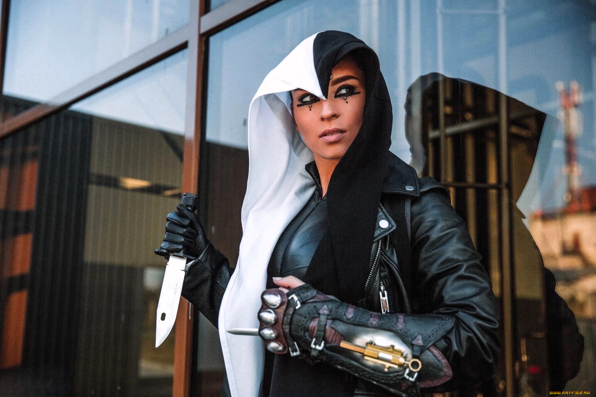 девушки, анна, шаховская, образ, косплей, костюм, наряд, ассасин, оружие, капюшон, здание, окно