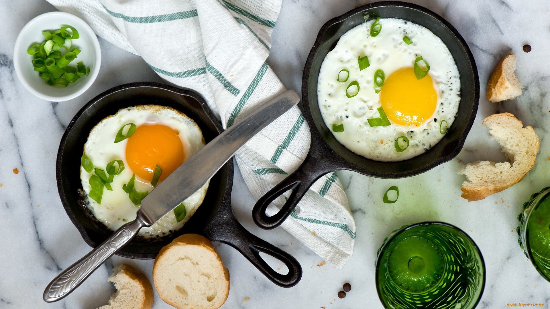 еда, Яичные, блюда, багет, лук, зеленый, глазунья, сковородки