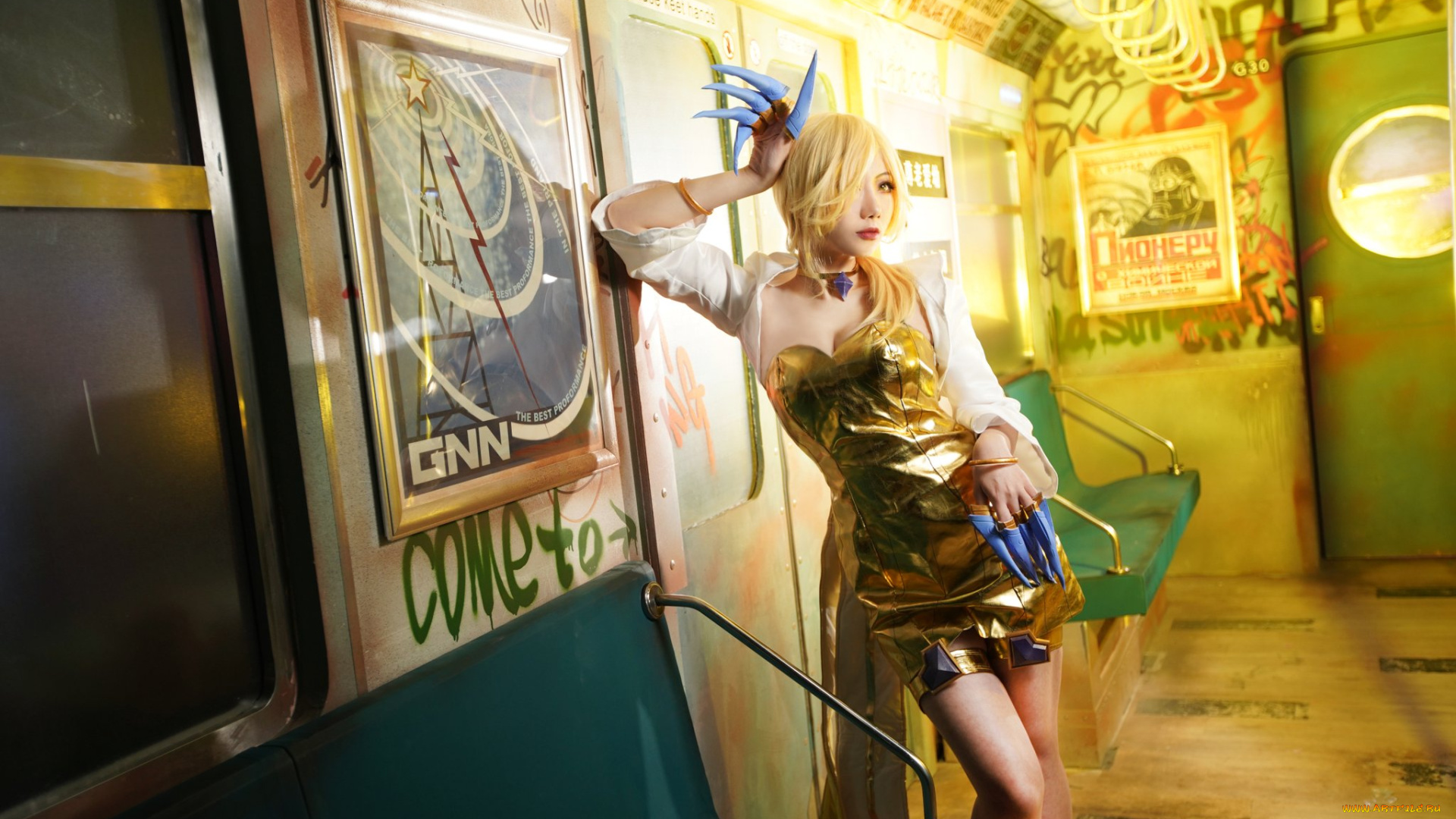 девушки, -, креатив, , косплей, блондинка, когти, фалды, вагон, метро, плакаты, граффити