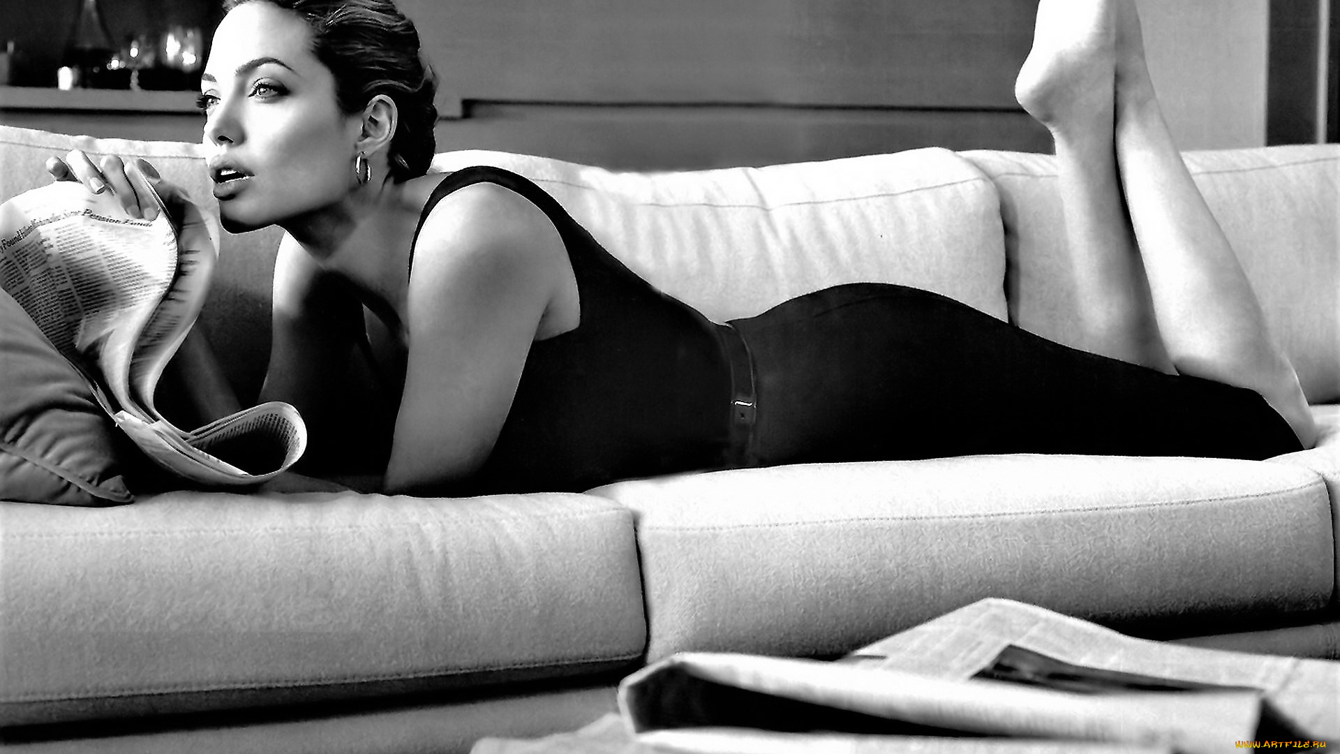 девушки, angelina, jolie, актриса, черно-белая, платье, газета, диван