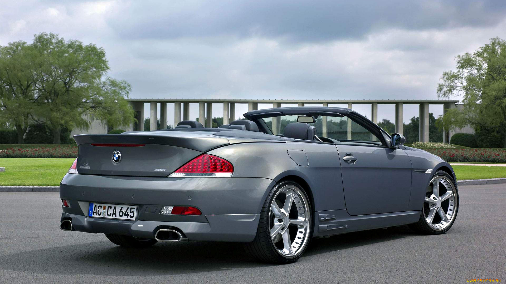 автомобили, bmw, бмв, серебристый, небо, деревья, памятник, парк, клумба