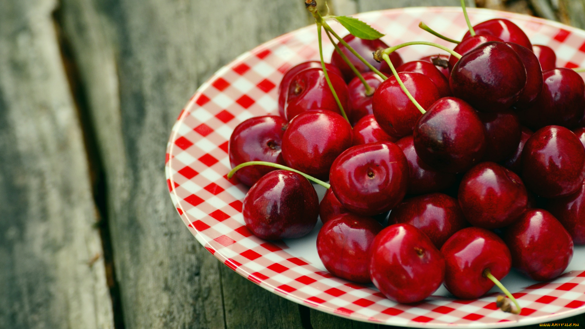 еда, вишня, , черешня, красная, тарелка, урожай, спелая, черешня, доски, ягоды, завтрак, природа, стол, блеск, плодоножки, блюдце, вкусно