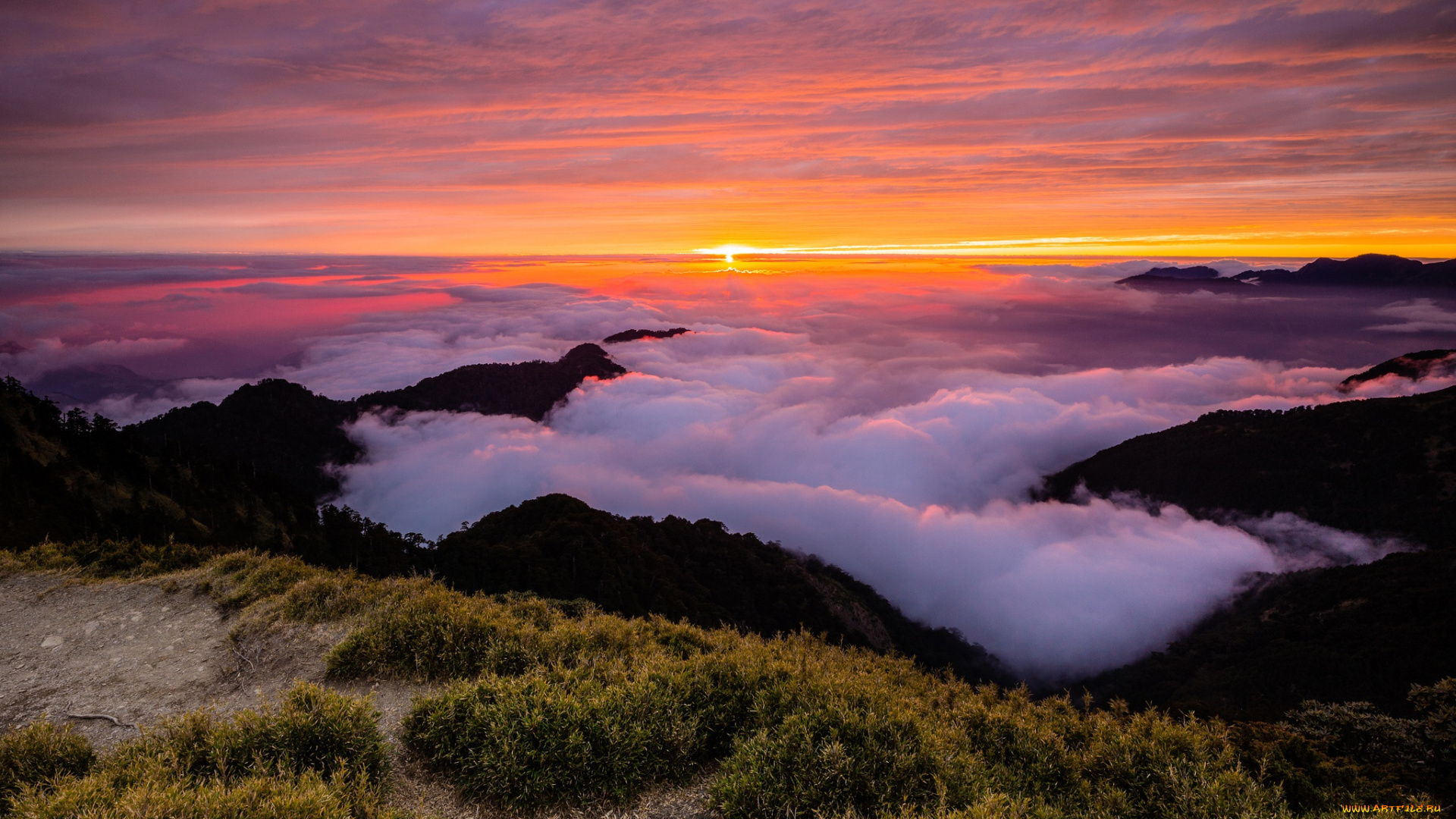 природа, облака, трава, обрыв, закат, горы, холмы, клубится, солнце, горизонт, высота, сказка, простор, пейзаж, свет, туман, вершины, вид, рассвет, небо