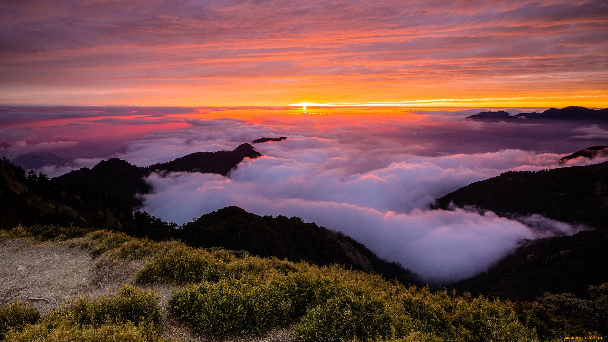 природа, облака, трава, обрыв, закат, горы, холмы, клубится, солнце, горизонт, высота, сказка, простор, пейзаж, свет, туман, вершины, вид, рассвет, небо