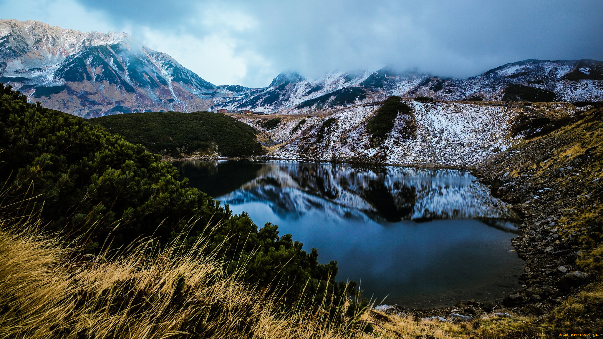 природа, реки, озера, камни, горное, озеро, трава, пейзаж, водоем, хвоя, снежные, вершины, сосны, туман, облака, ветки, холмы, растительность, берег, зеркальное, горы, склон, отражение