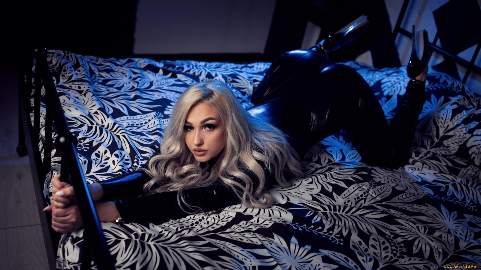 kylie, jones, девушки, девушка, женщина, блондинка, светловолосая, сексуальная, модель, звезда, позирует, разная, обувь, верхняя, стильная, одежда, нижнее, эротическое, бельё, трусы, лифчик, колготки, чулки, аксессуары, макияж, и, множество, элементов, на, фотографии