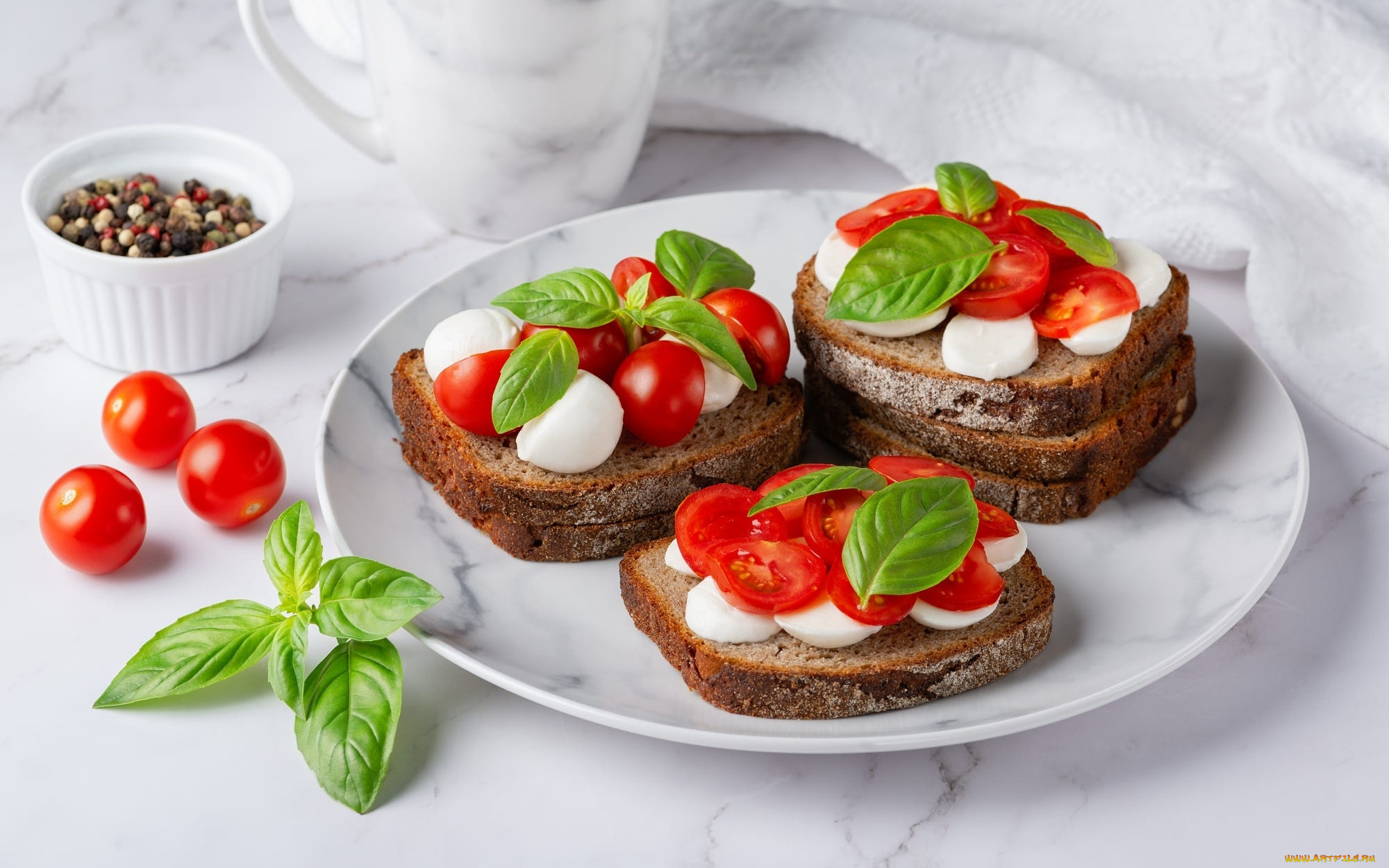 еда, бутерброды, , гамбургеры, , канапе, базилик, хлеб, томаты, черри, сыр