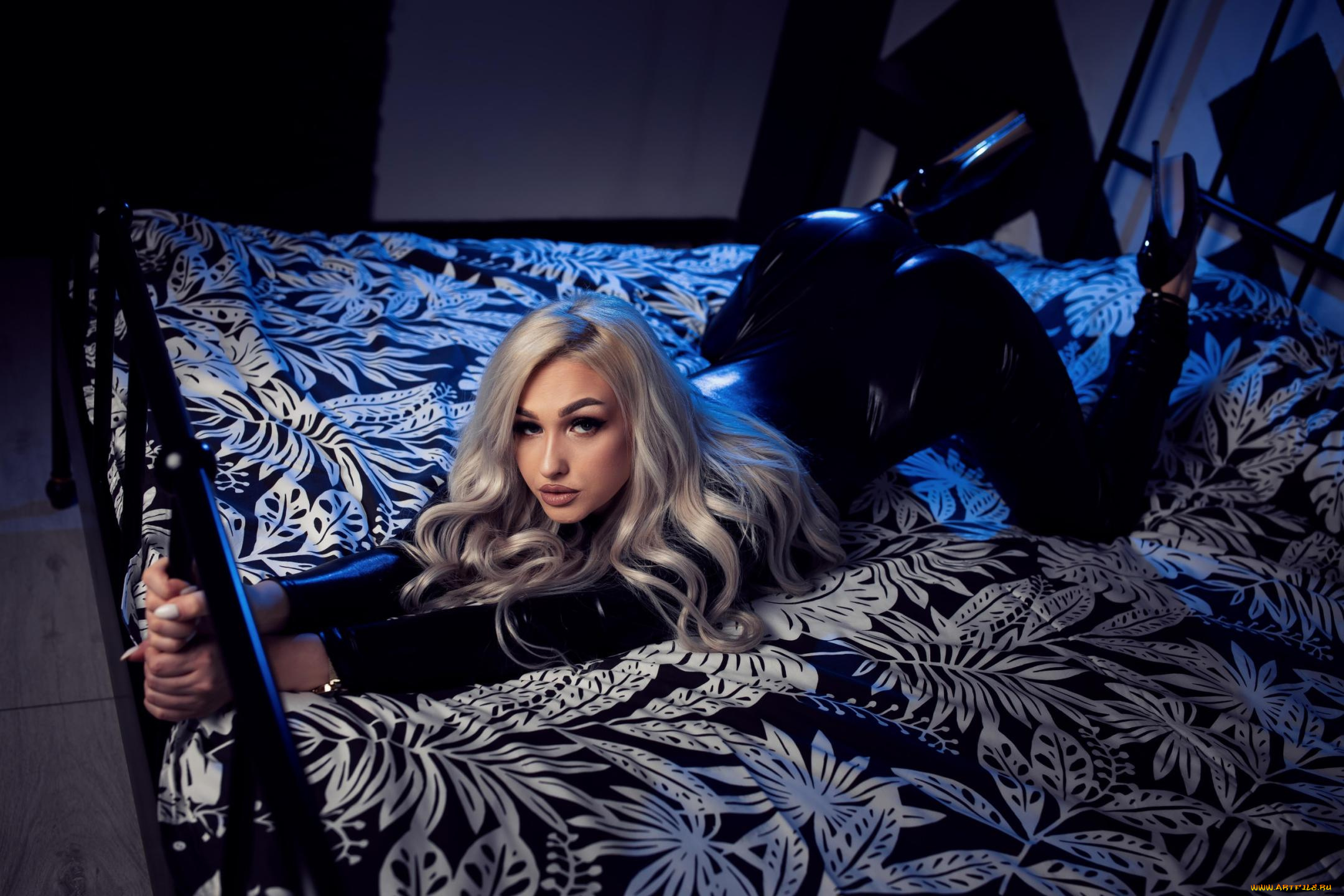 kylie, jones, девушки, девушка, женщина, блондинка, светловолосая, сексуальная, модель, звезда, позирует, разная, обувь, верхняя, стильная, одежда, нижнее, эротическое, бельё, трусы, лифчик, колготки, чулки, аксессуары, макияж, и, множество, элементов, на, фотографии