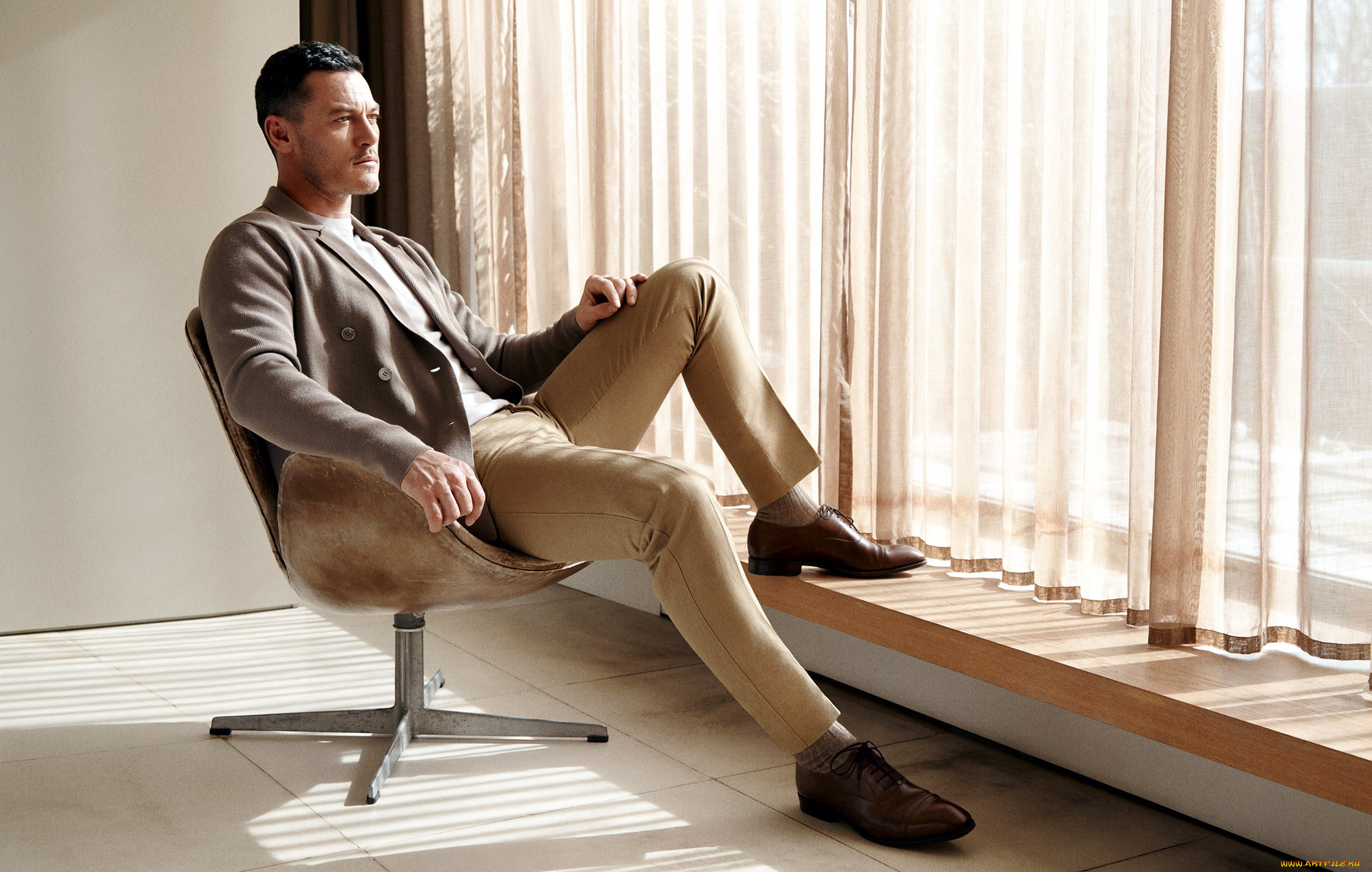 мужчины, luke, evans, окно, кресло, поза