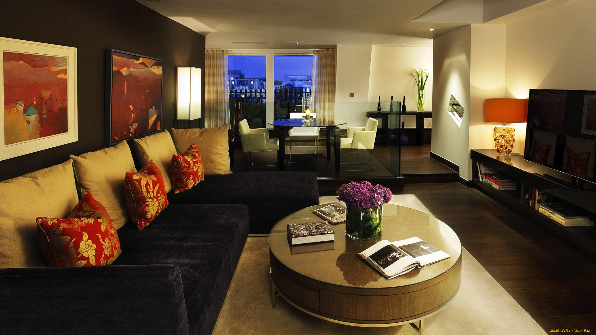 интерьер, гостиная, столы, телевизор, картины, окно, светильник, подушки, диваны
